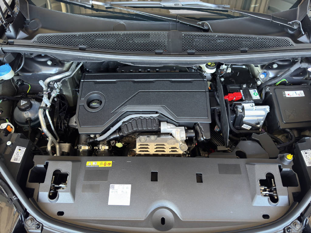 PEUGEOT 5008 1.2 Hybrid Allure Premium-image-8