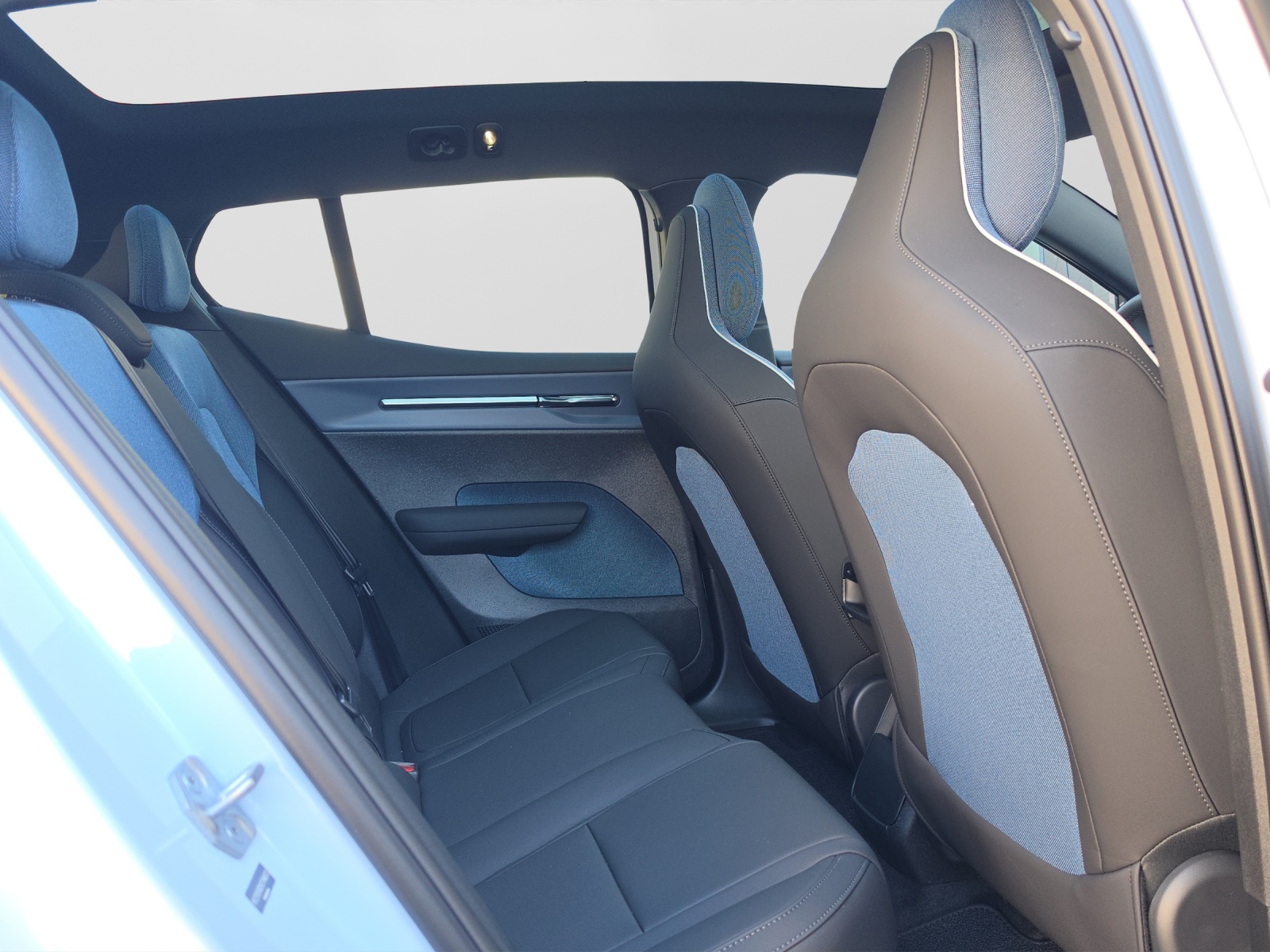 VOLVO EX30 CC P8 Ultra AWD-image-9