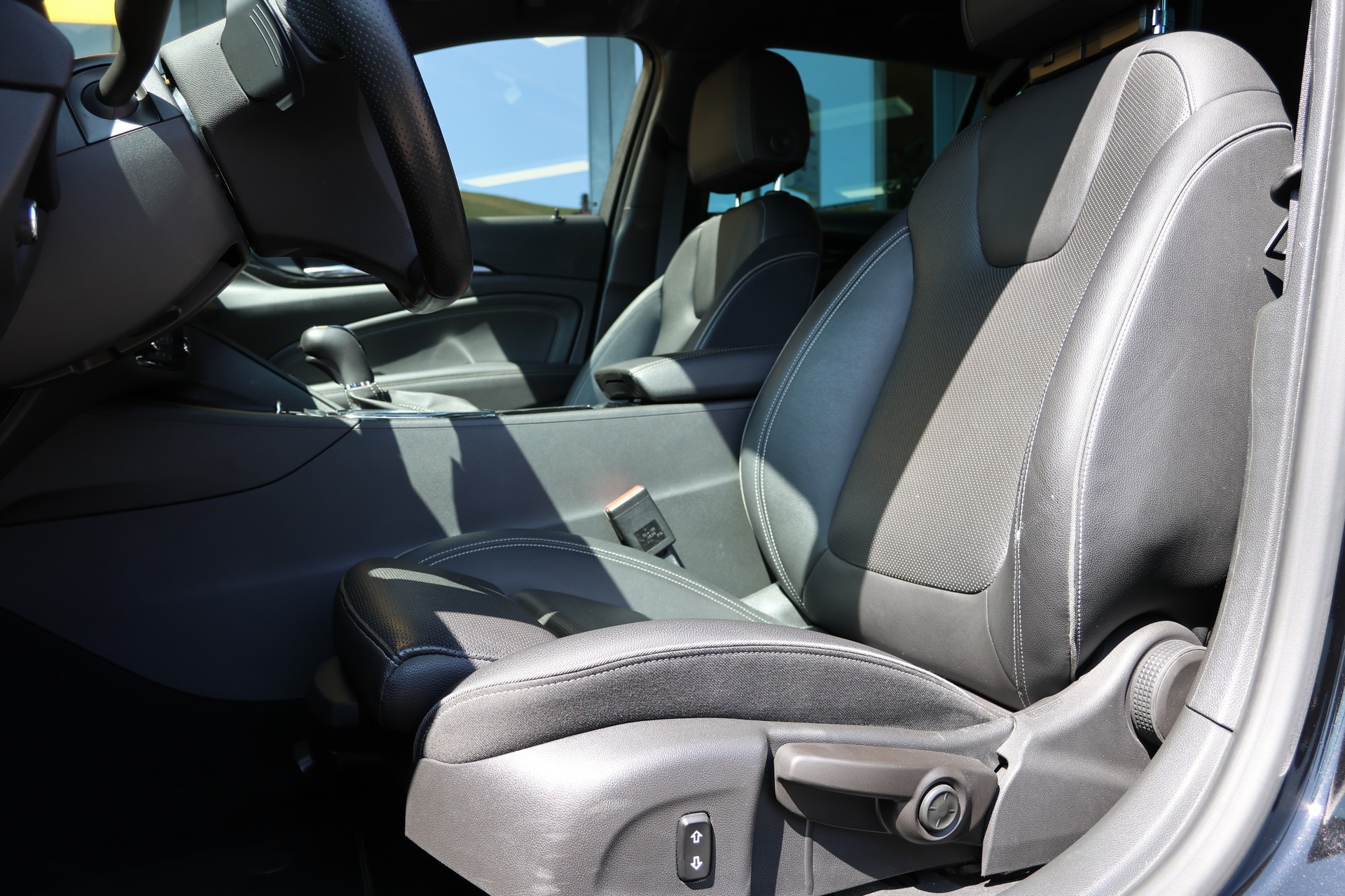 OPEL Insignia 2.0 T Sports Tourer Excellence 4WD Automat.-image-9