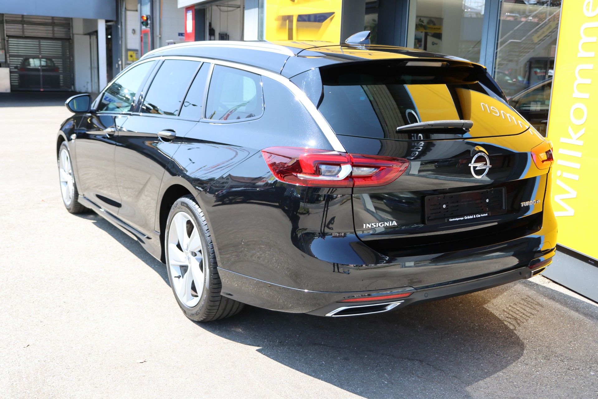 OPEL Insignia 2.0 T Sports Tourer Excellence 4WD Automat.-image-2