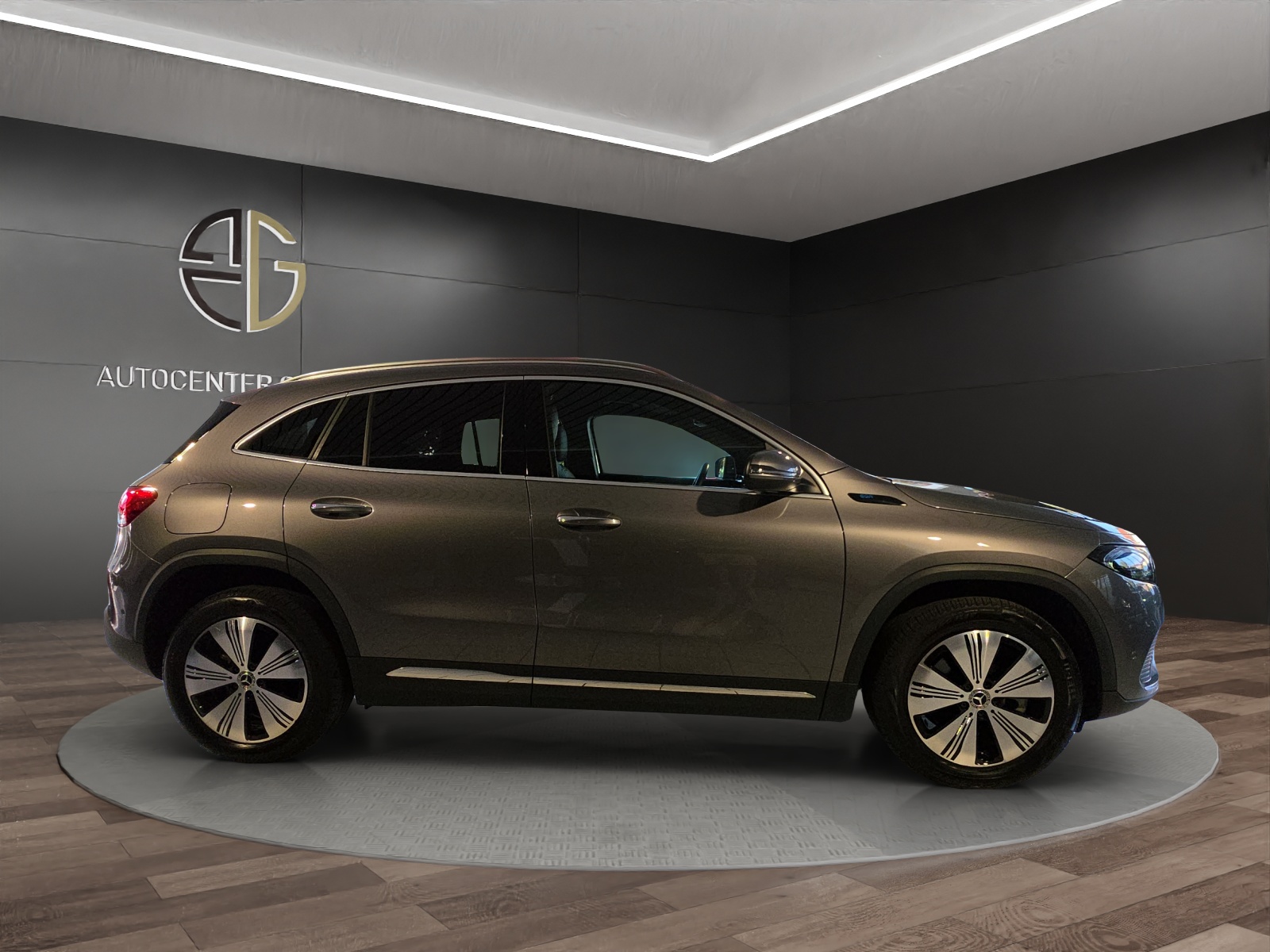 MERCEDES-BENZ EQA 300 4Matic-image-4