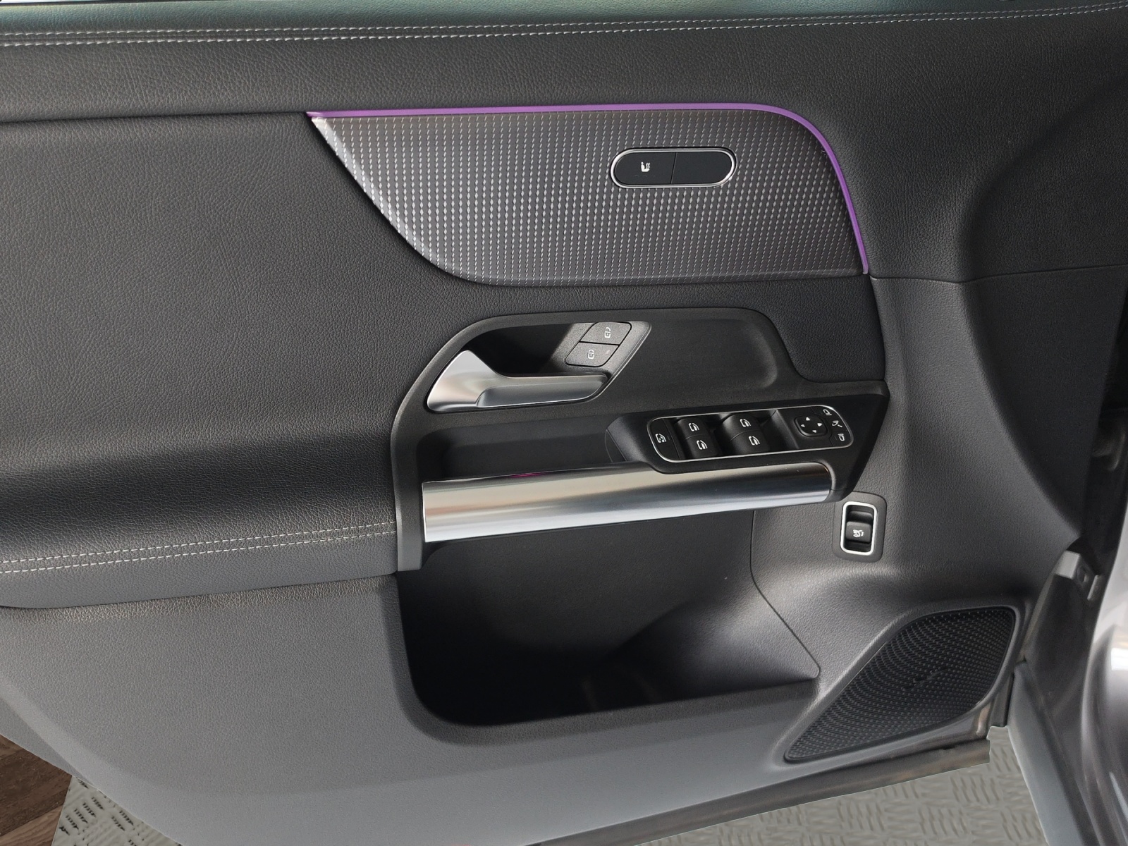 MERCEDES-BENZ EQA 300 4Matic-image-10