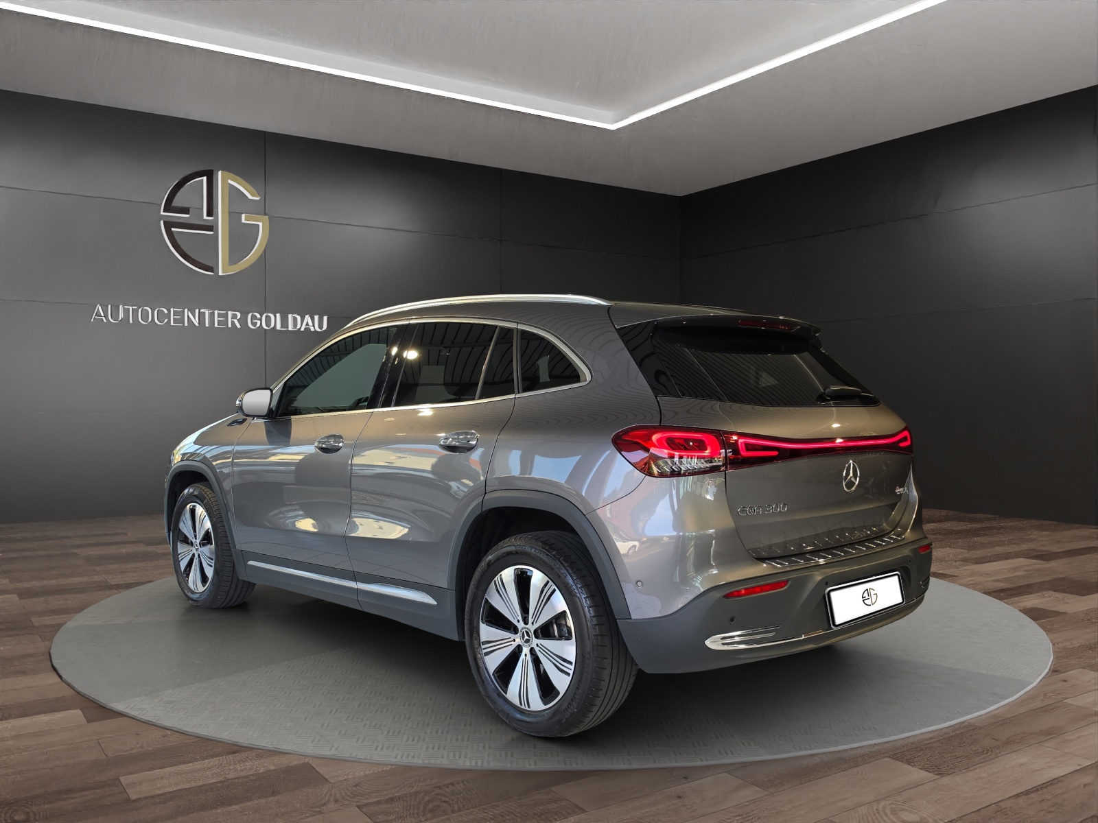 MERCEDES-BENZ EQA 300 4Matic-showroom-element-1