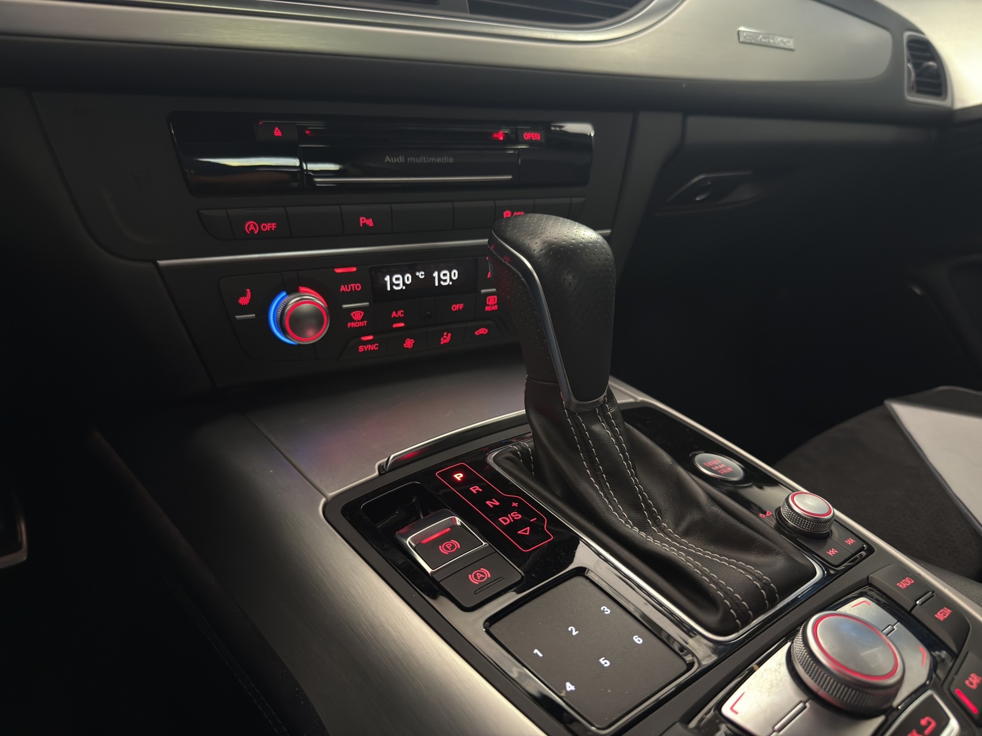 AUDI A6 Avant 3.0 TDI V6 quattro S-tronic-image-12