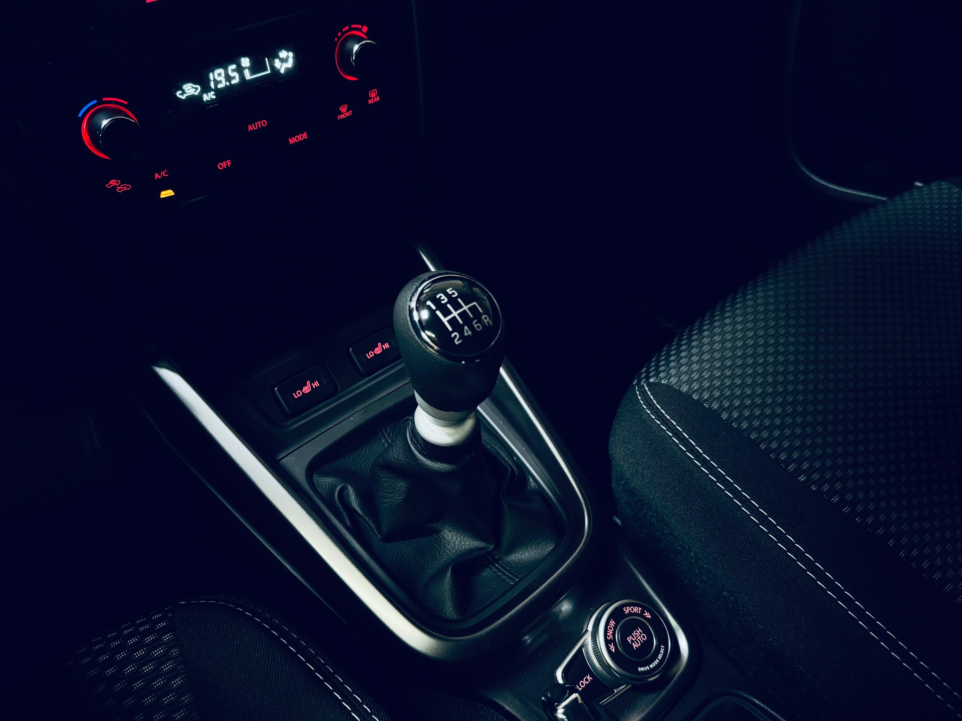 SUZUKI Vitara 1.4 Boosterjet Compact + 4x4 Hybrid-image-16