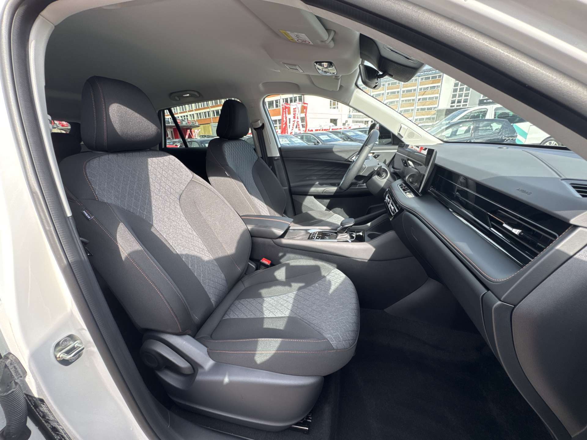 MG HS 1.5 T PHEV Comfort 272PS Automat-image-12