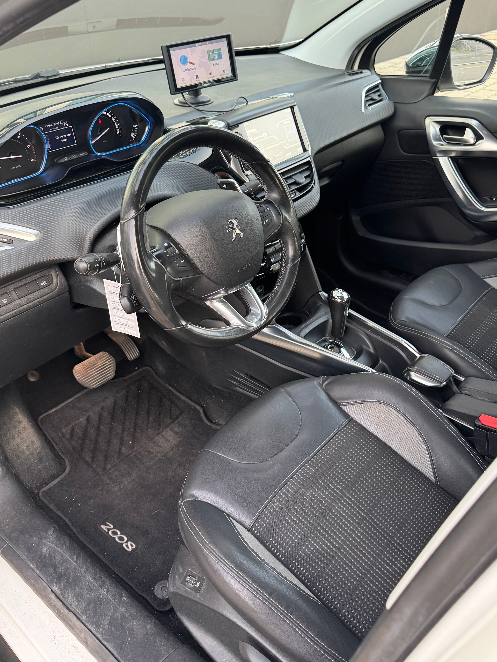 PEUGEOT 2008 1.6 e-HDi Allure EGS6-image-7