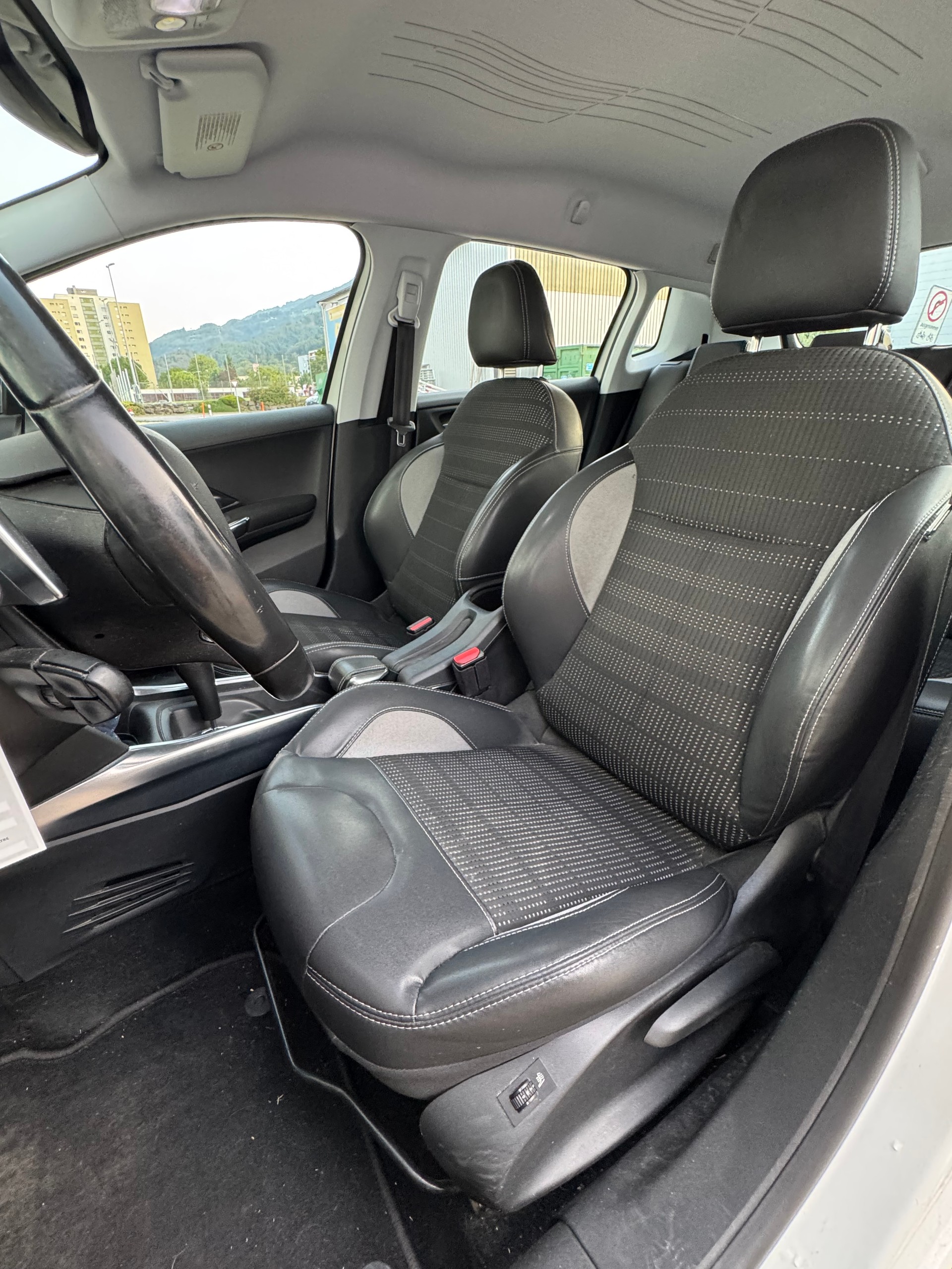 PEUGEOT 2008 1.6 e-HDi Allure EGS6-image-8