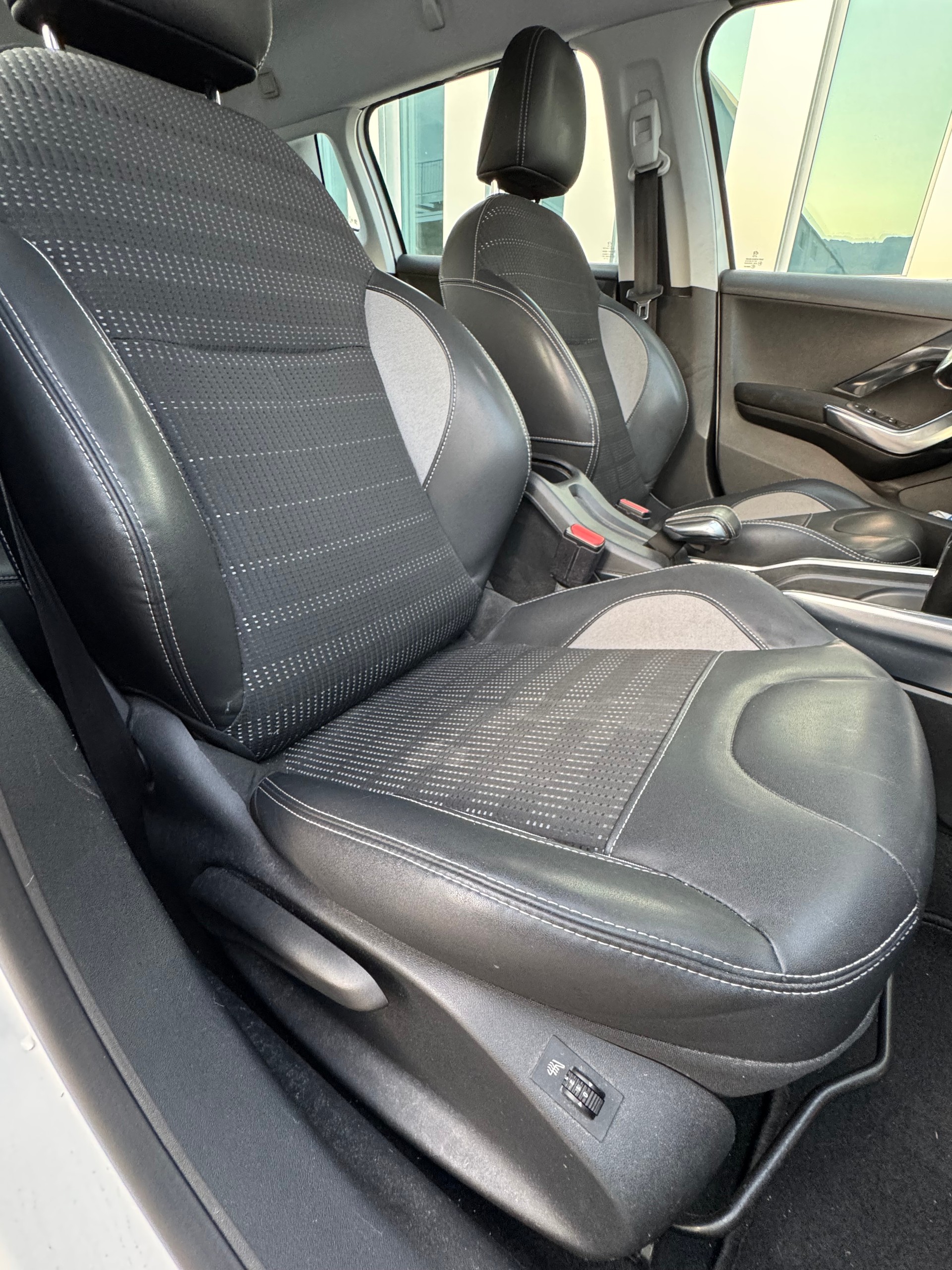 PEUGEOT 2008 1.6 e-HDi Allure EGS6-image-10