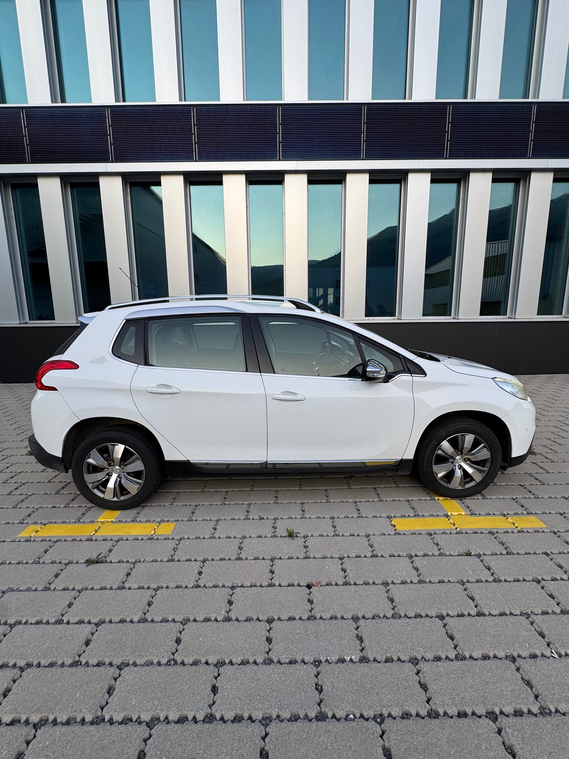 PEUGEOT 2008 1.6 e-HDi Allure EGS6-image-2