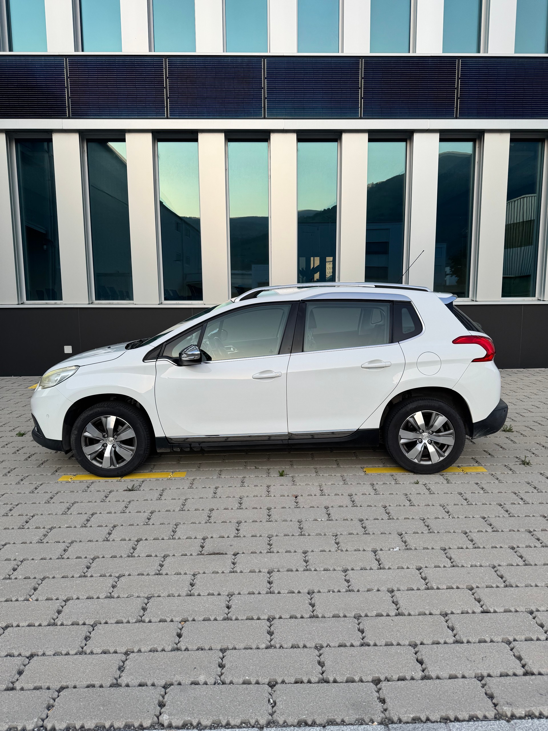 PEUGEOT 2008 1.6 e-HDi Allure EGS6-image-1