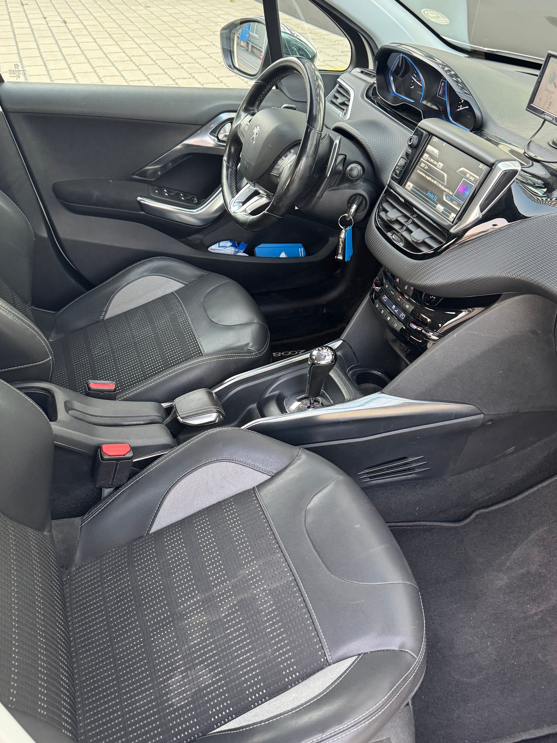 PEUGEOT 2008 1.6 e-HDi Allure EGS6-image-3