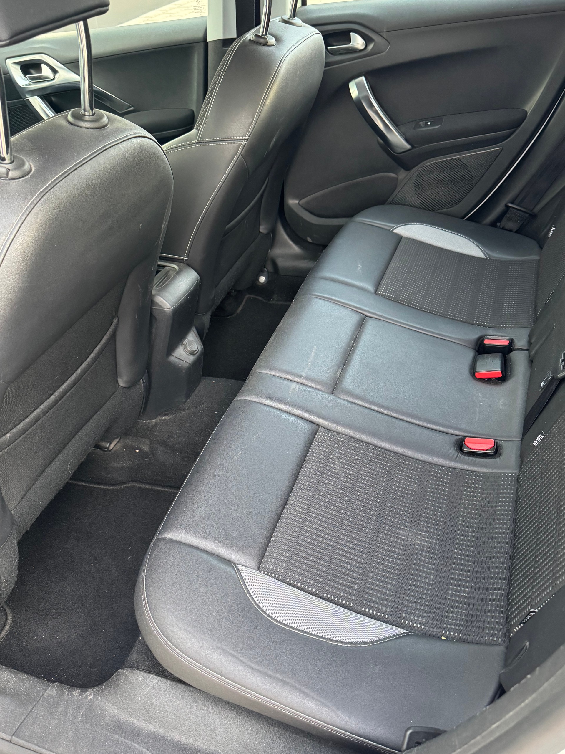 PEUGEOT 2008 1.6 e-HDi Allure EGS6-image-9