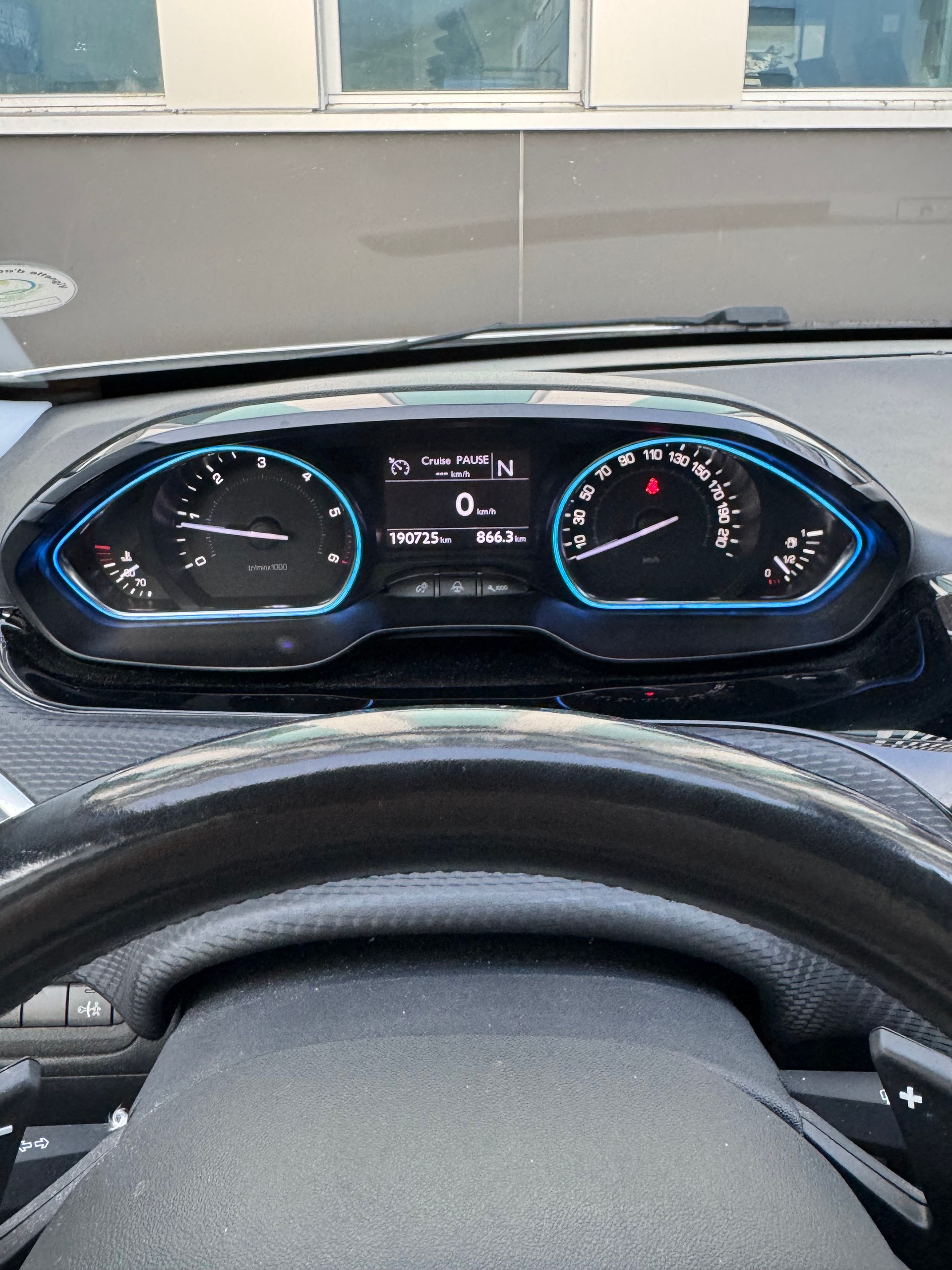 PEUGEOT 2008 1.6 e-HDi Allure EGS6-image-6