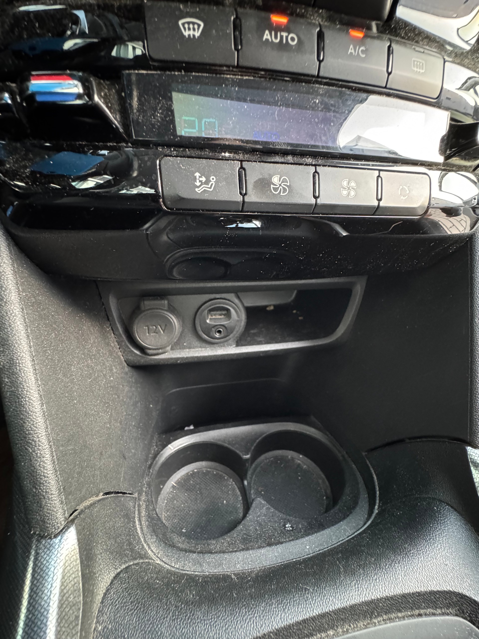 PEUGEOT 2008 1.6 e-HDi Allure EGS6-image-13