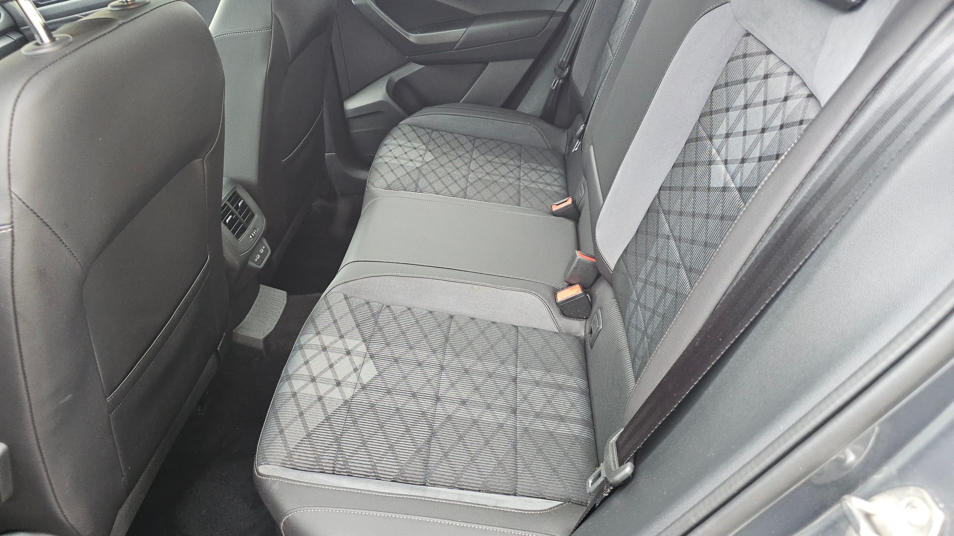VW T-Roc 1.5 TSI EVO R-Line DSG-image-11