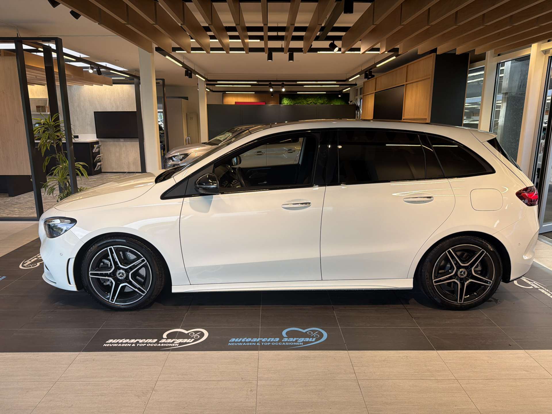 MERCEDES-BENZ B 250 4Matic AMG-Line 224PS DCT-Automat-image-11
