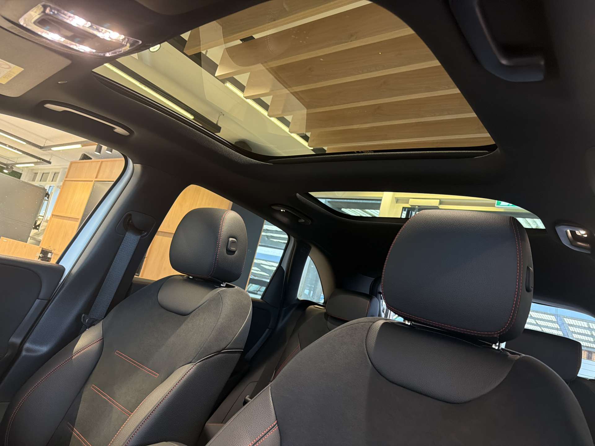 MERCEDES-BENZ B 250 4Matic AMG-Line 224PS DCT-Automat-image-14