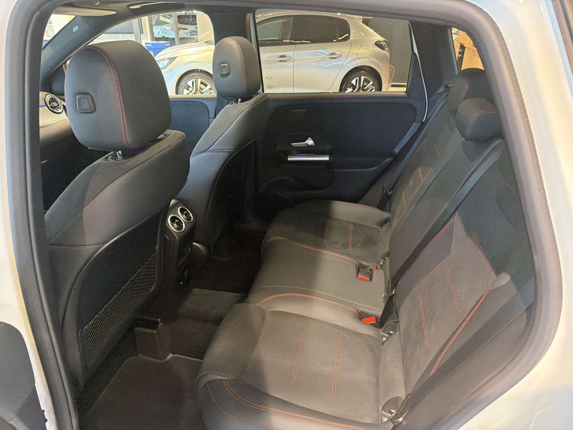 MERCEDES-BENZ B 250 4Matic AMG-Line 224PS DCT-Automat-image-6
