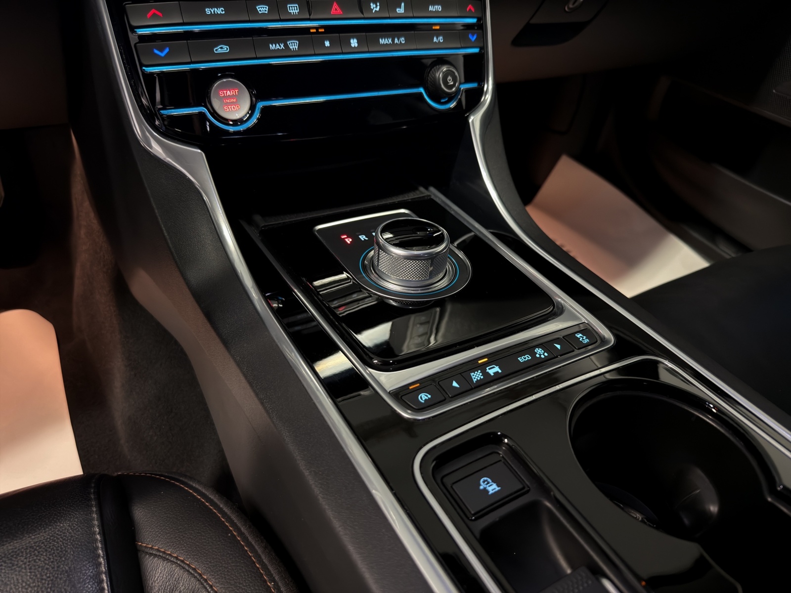 JAGUAR XE 20d Pure Automat-image-13