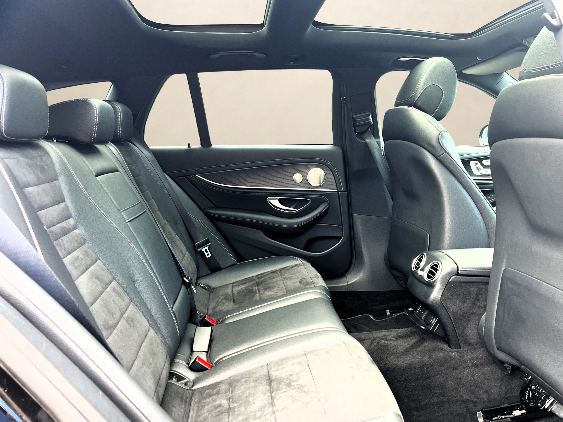 MERCEDES-BENZ E 220 d T 4Matic❗AMG Line❗9G-Tronic ✅CH-Fahrzeug aus 1. Hand mit einer TOP-Ausstattung✅-image-14
