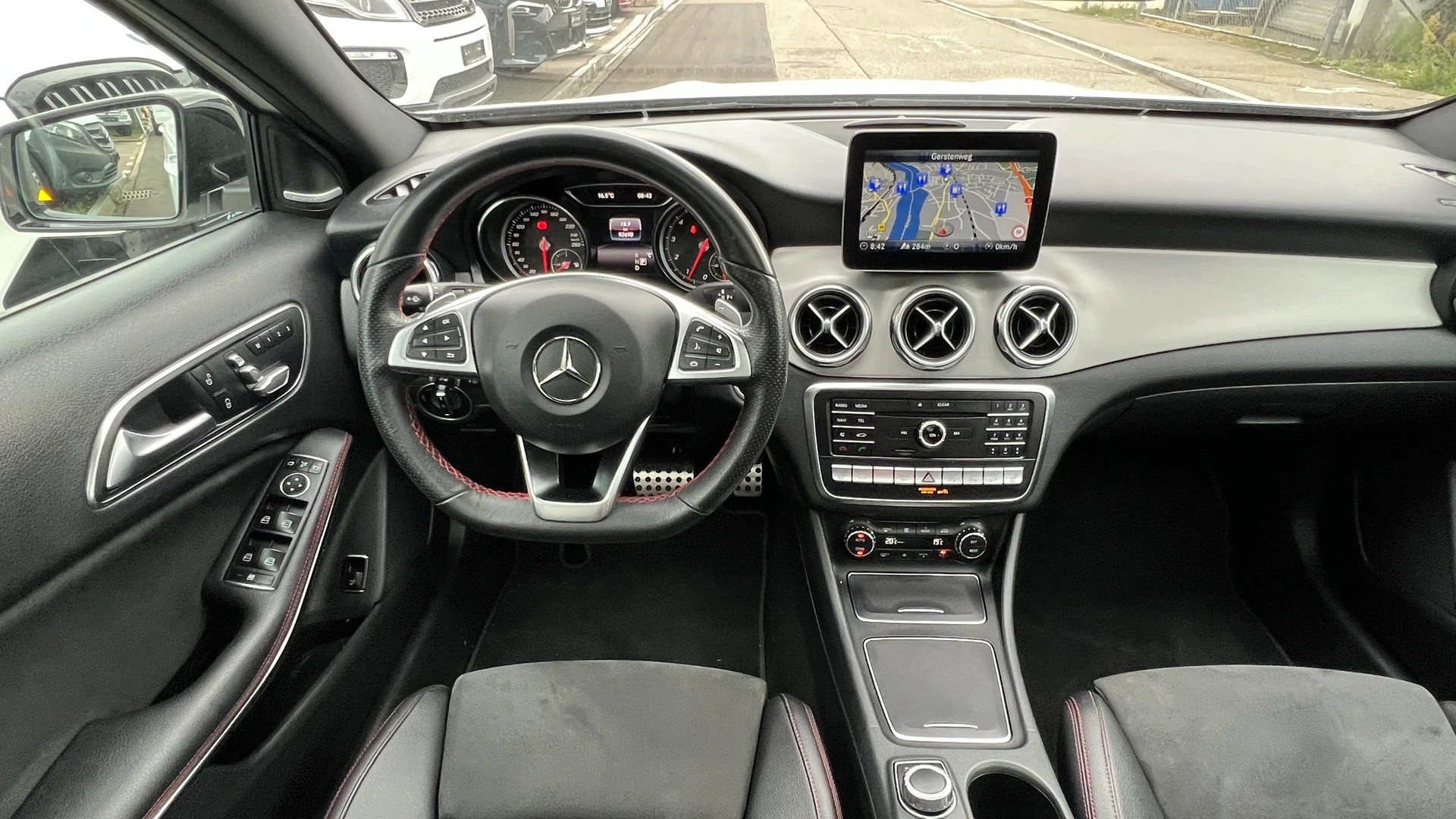 MERCEDES-BENZ GLA 250 AMG LINE NIGHT 4MATIC 7G-DCT l 211 PS-image-21