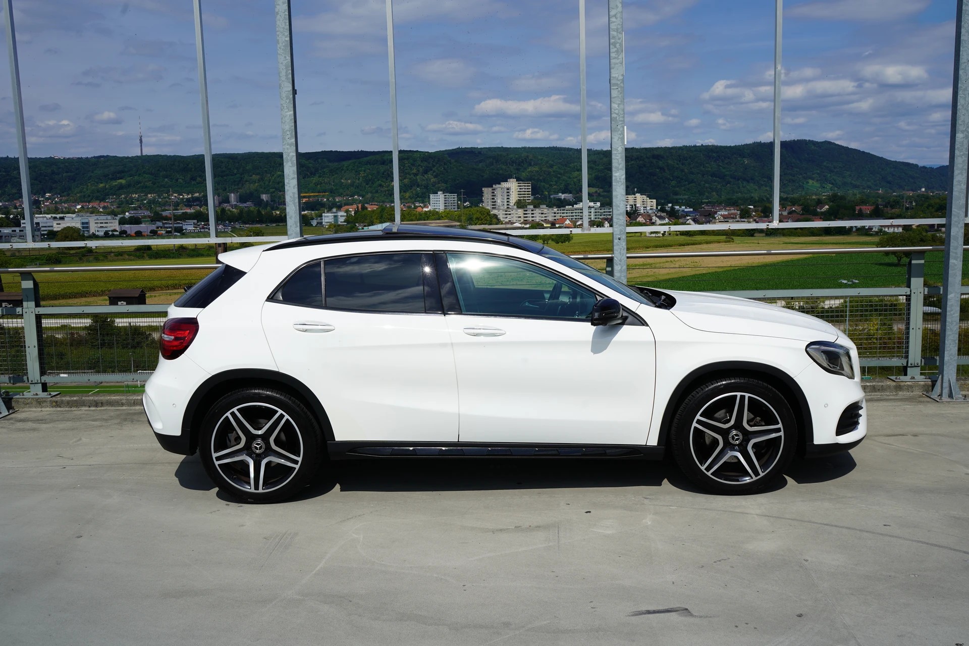 MERCEDES-BENZ GLA 250 AMG LINE NIGHT 4MATIC 7G-DCT l 211 PS-image-4