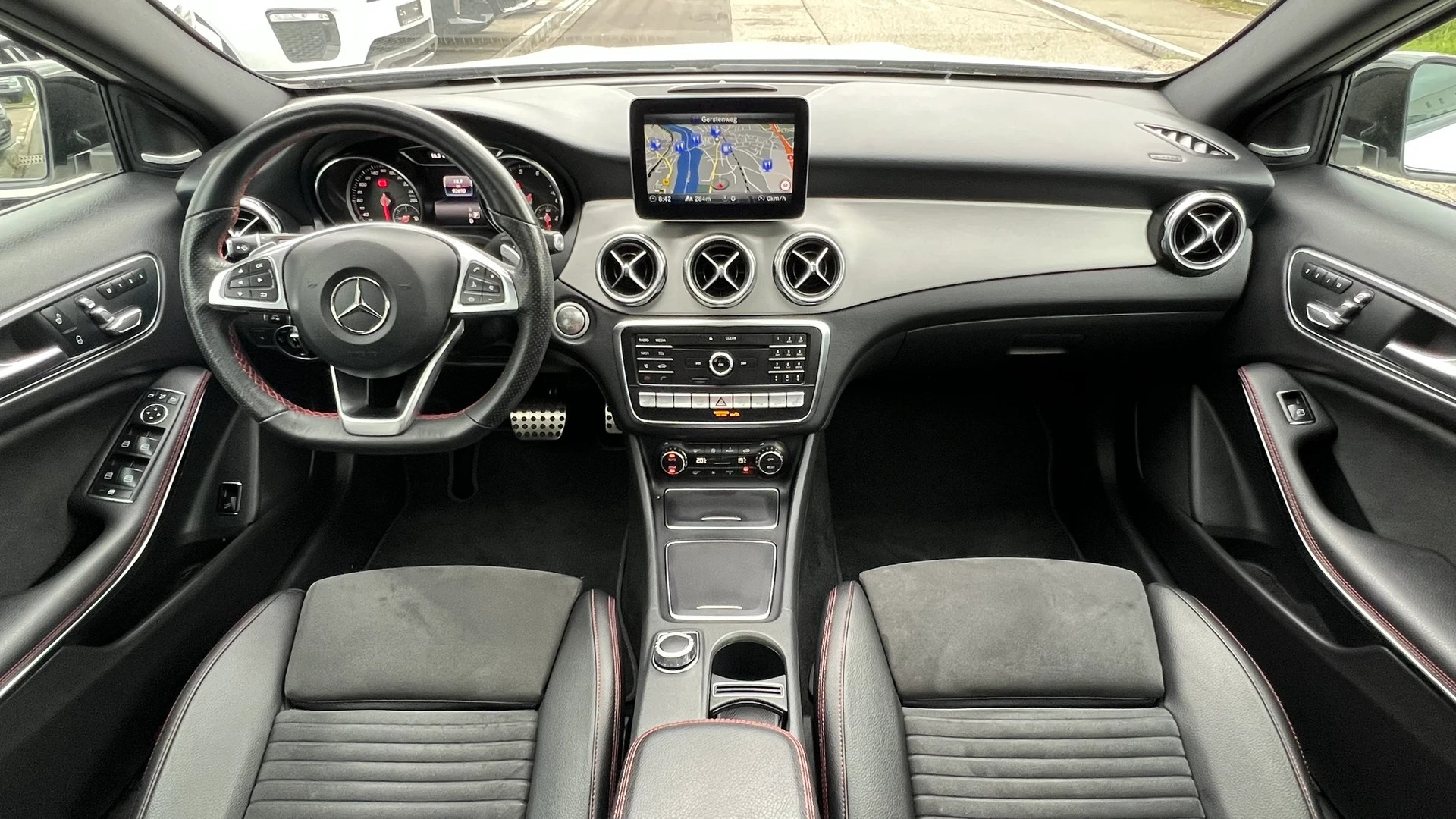 MERCEDES-BENZ GLA 250 AMG LINE NIGHT 4MATIC 7G-DCT l 211 PS-image-20