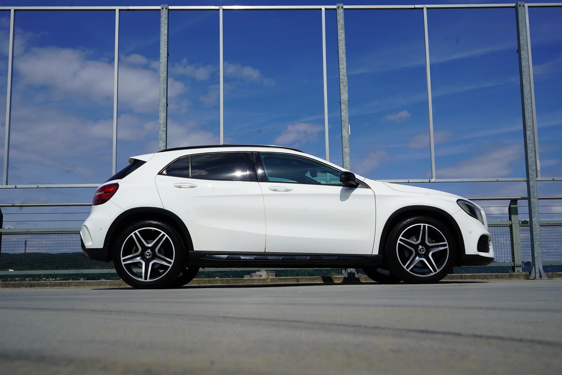 MERCEDES-BENZ GLA 250 AMG LINE NIGHT 4MATIC 7G-DCT l 211 PS-image-2