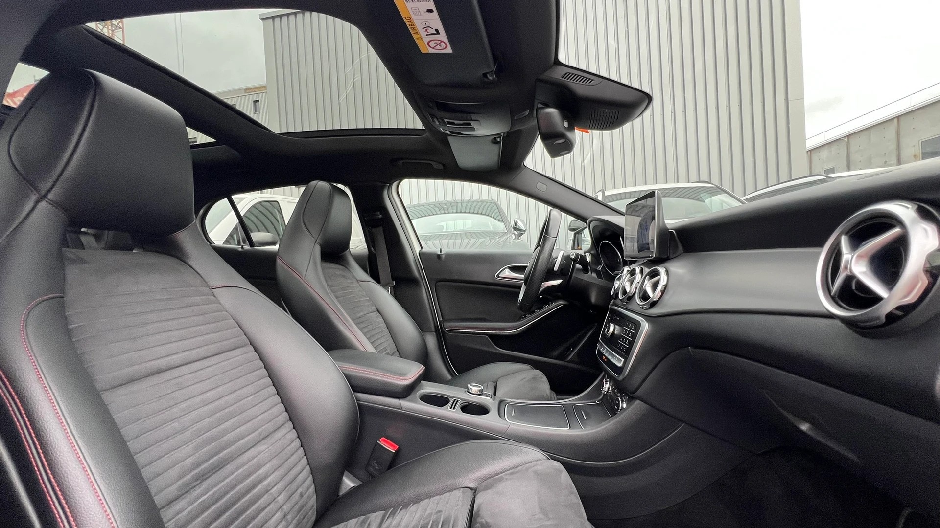 MERCEDES-BENZ GLA 250 AMG LINE NIGHT 4MATIC 7G-DCT l 211 PS-image-24
