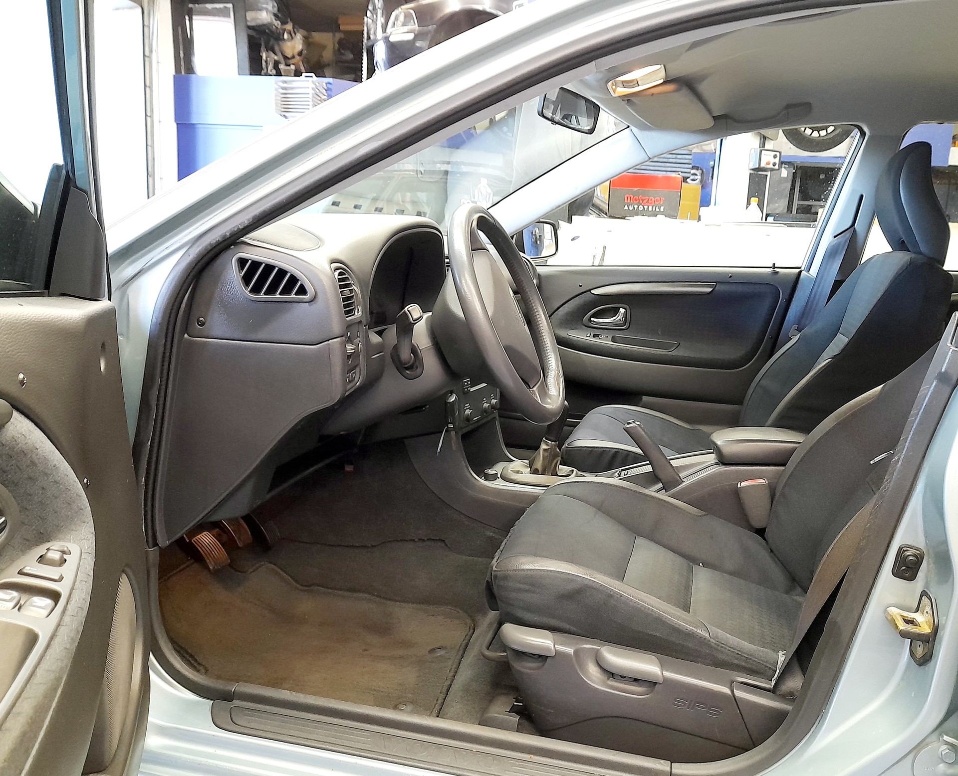 VOLVO V40 T4-image-4