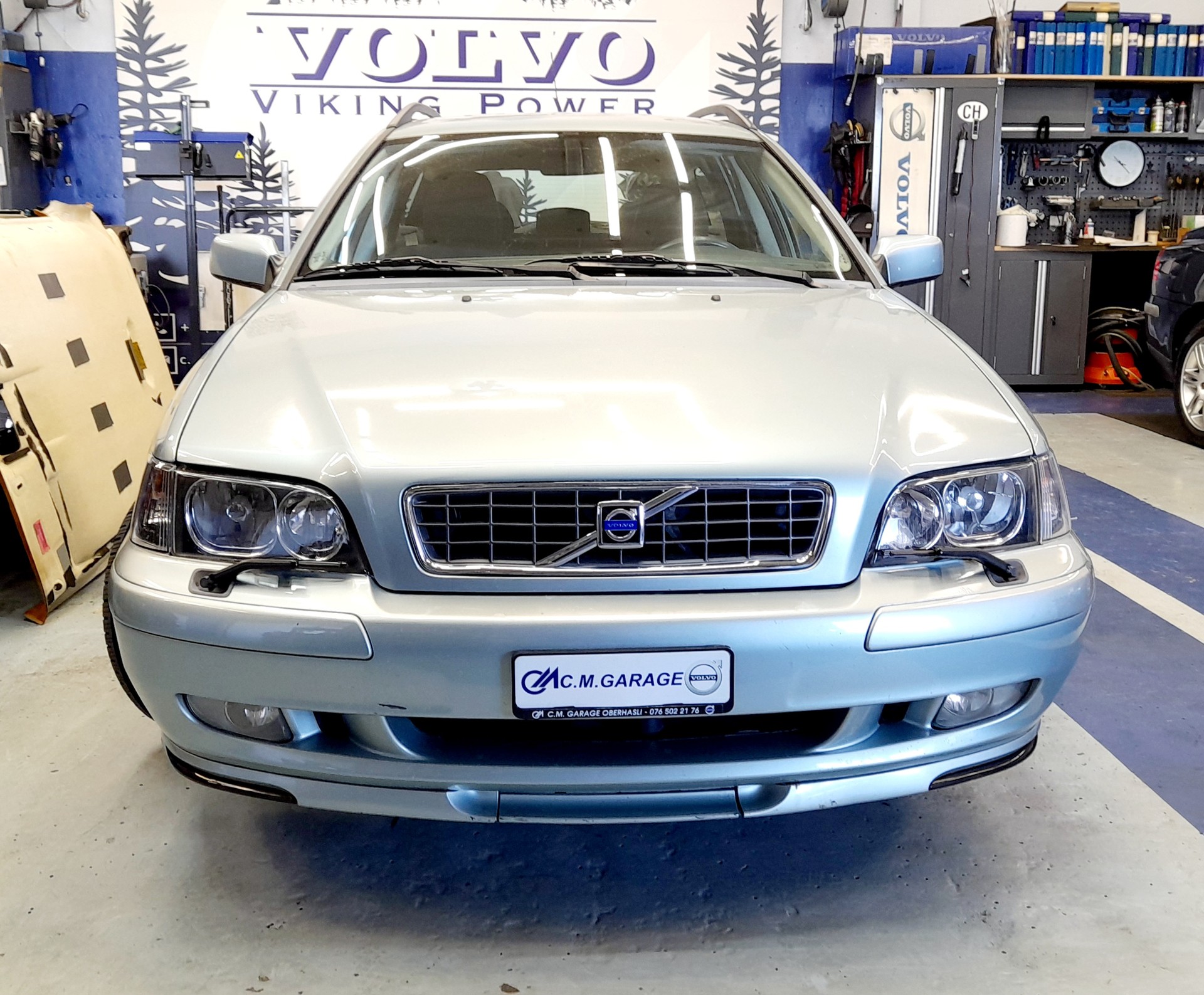 VOLVO V40 T4-image-1