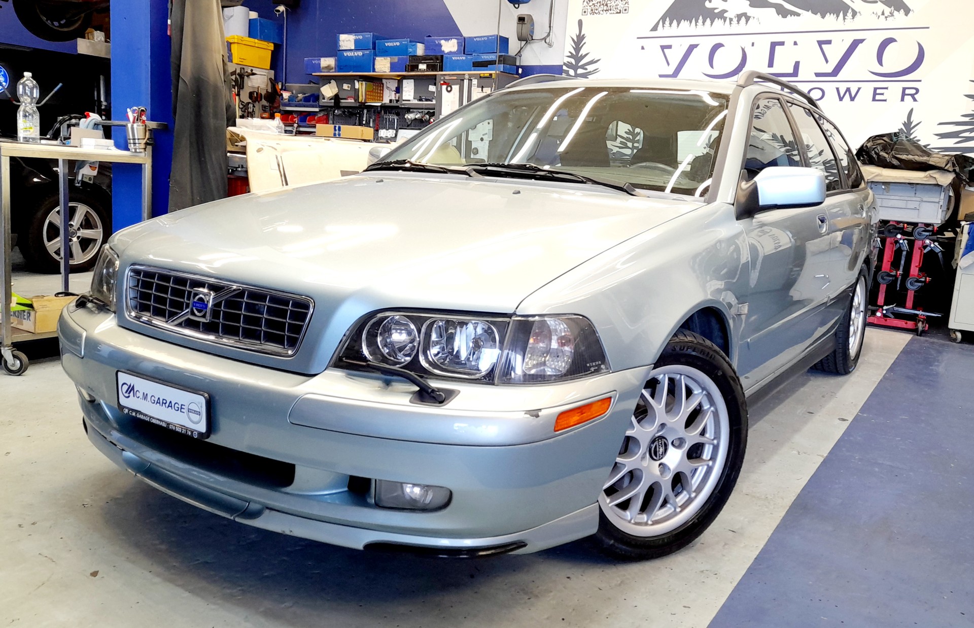 VOLVO V40 T4-image-0