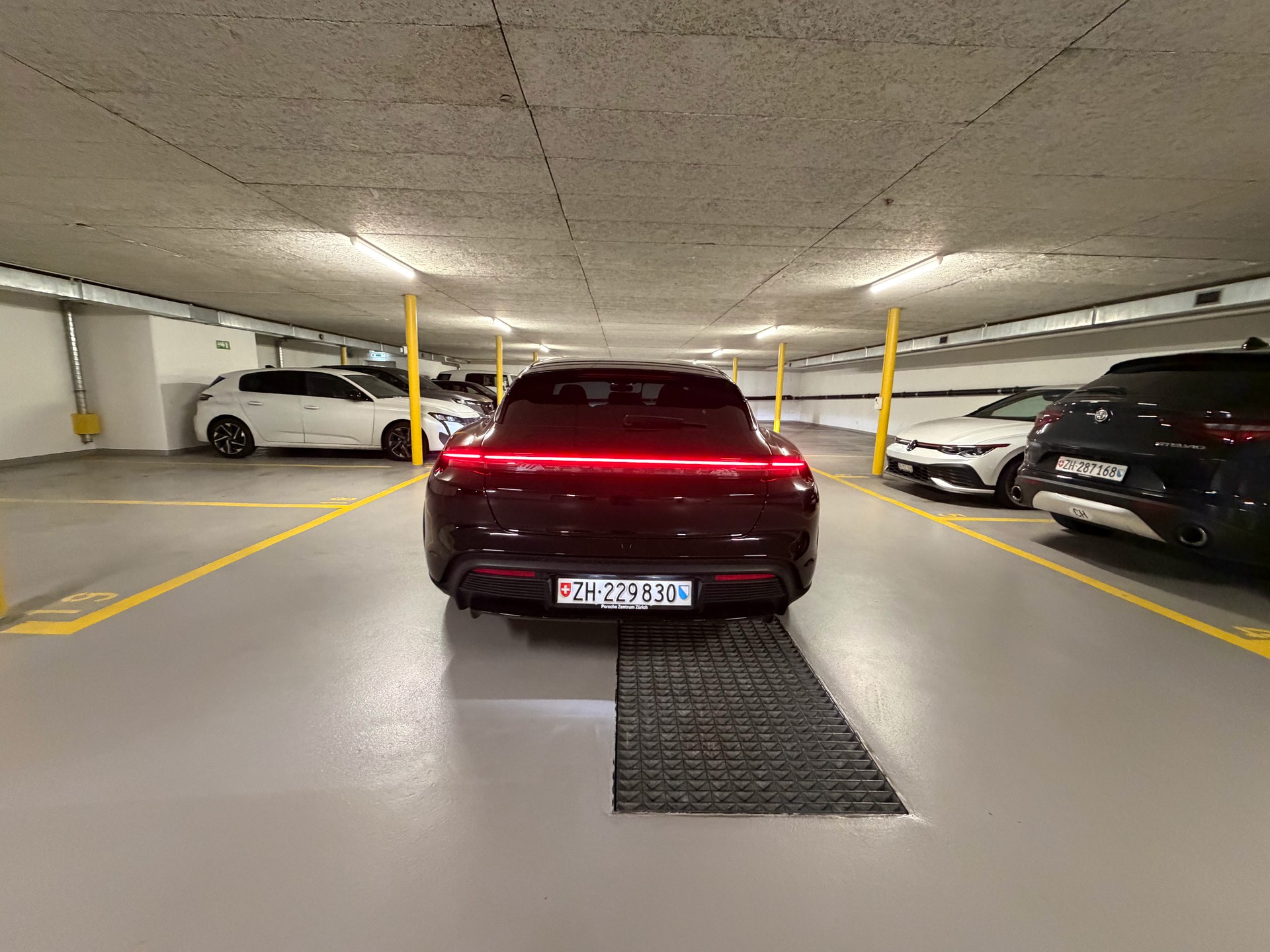 PORSCHE 4 Cross Turismo-image-2