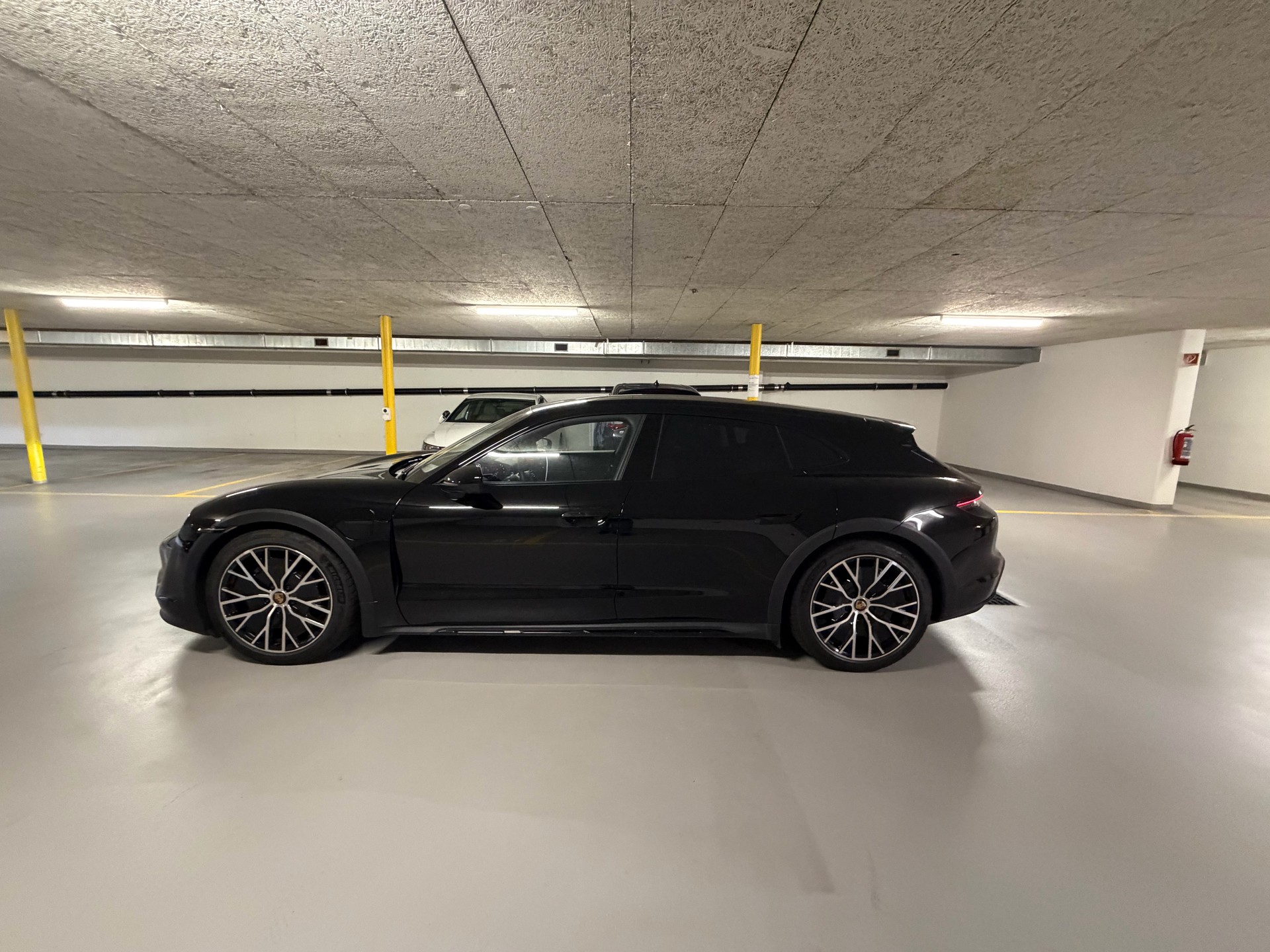 PORSCHE 4 Cross Turismo-image-1