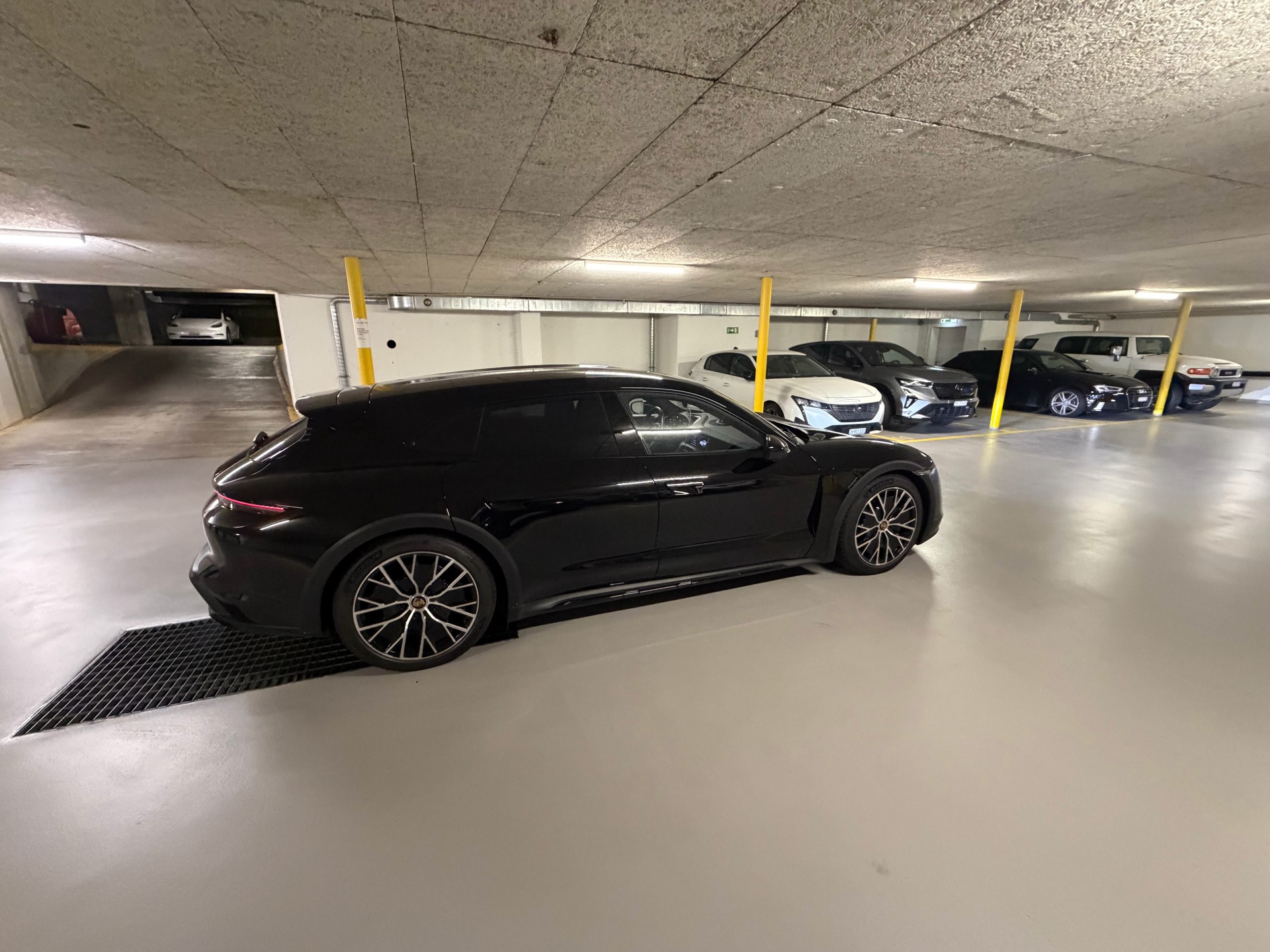 PORSCHE 4 Cross Turismo-image-3