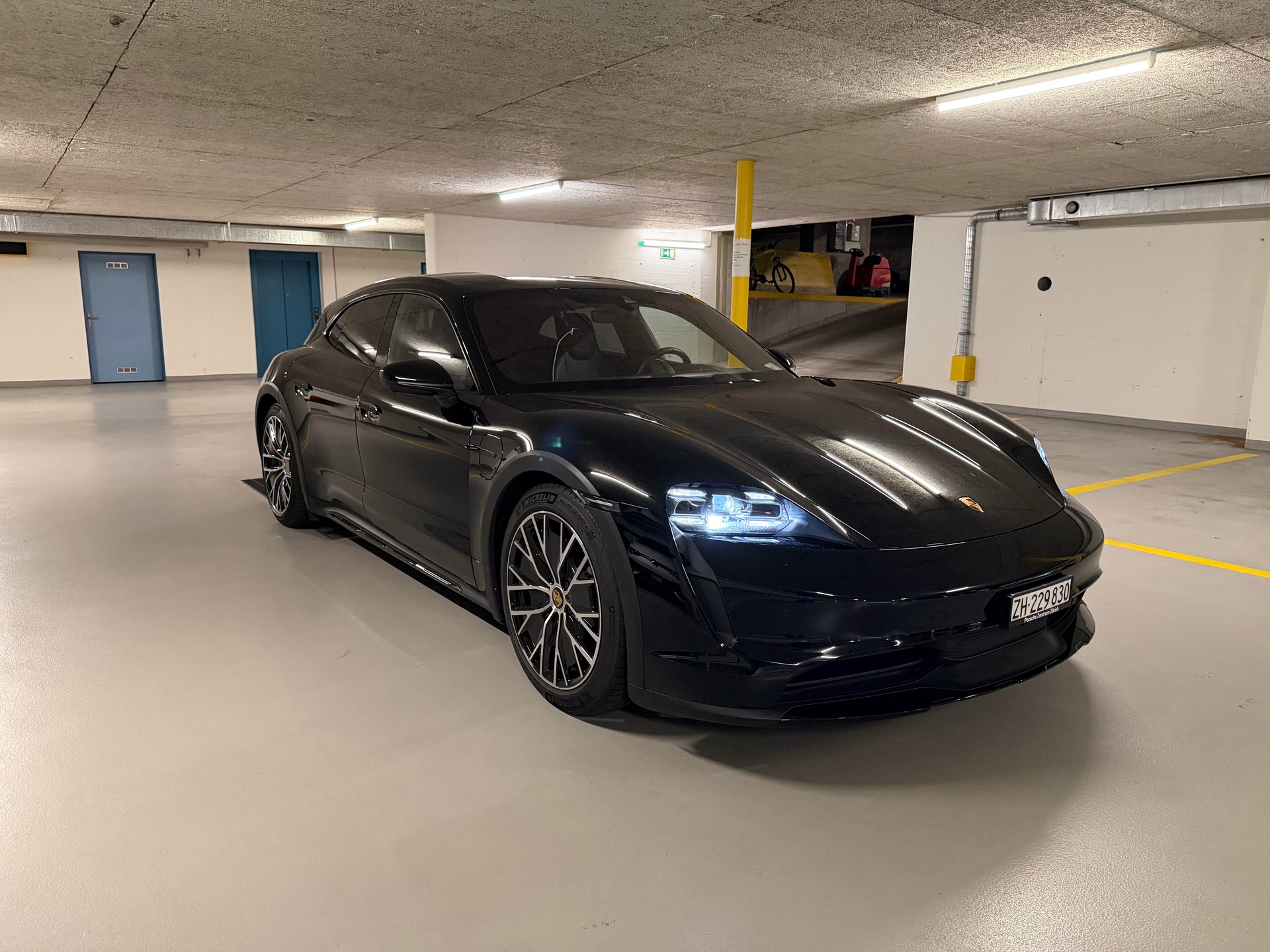 PORSCHE 4 Cross Turismo-image-0