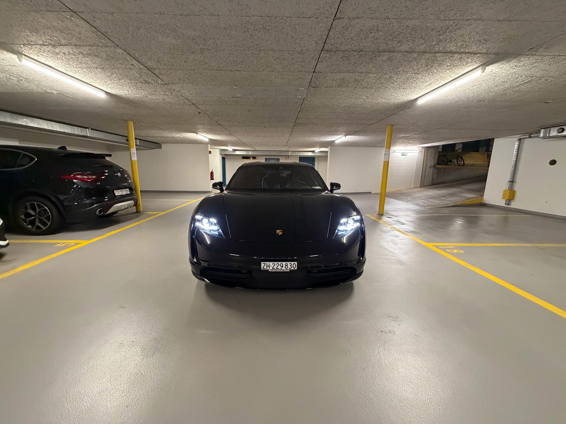 PORSCHE 4 Cross Turismo-image-4