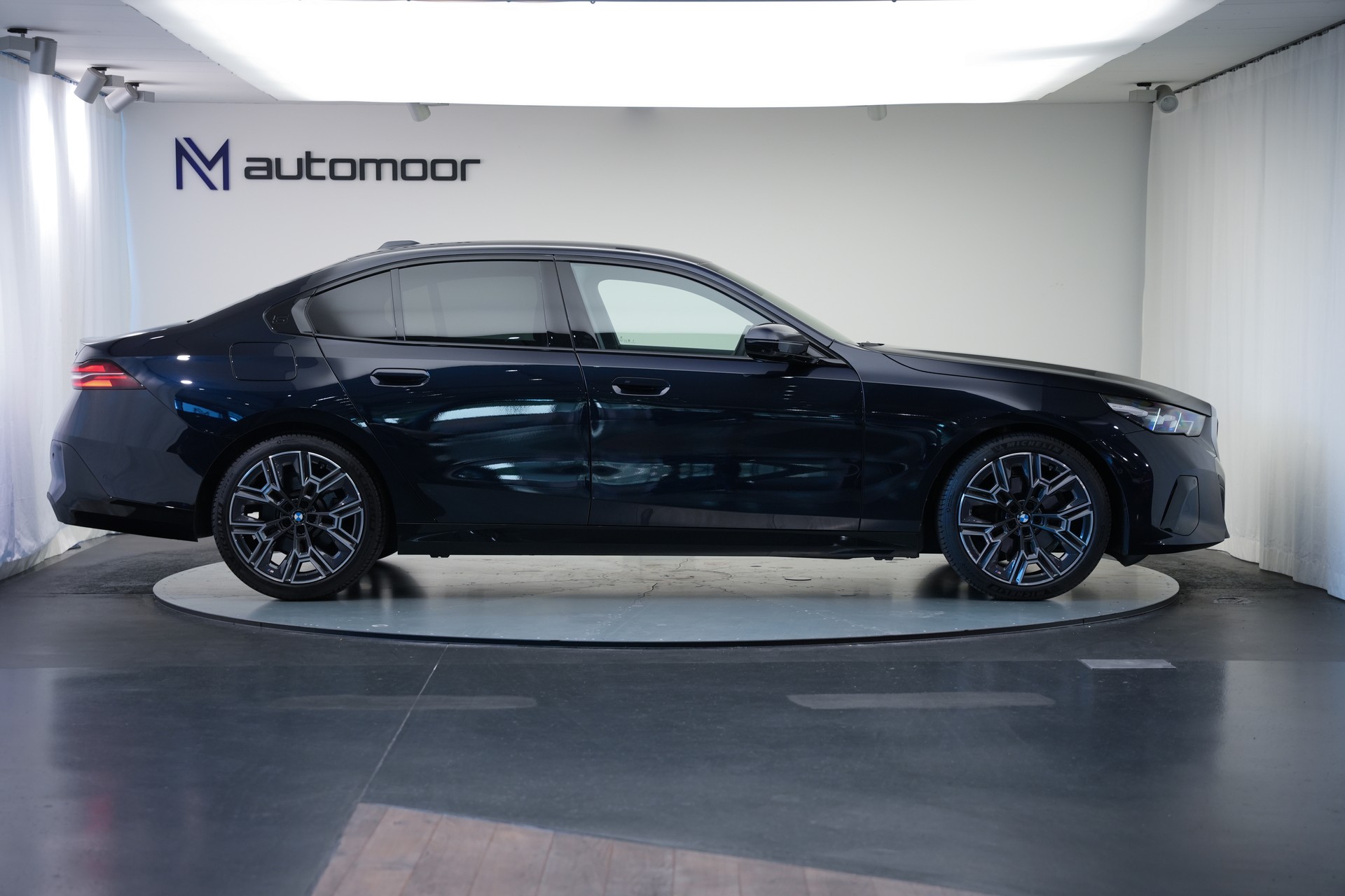 BMW 520d xDrive 48V M Sport Steptronic *Carbon* *Harman/Kardon* *Werksgarantie*-showroom-element-3