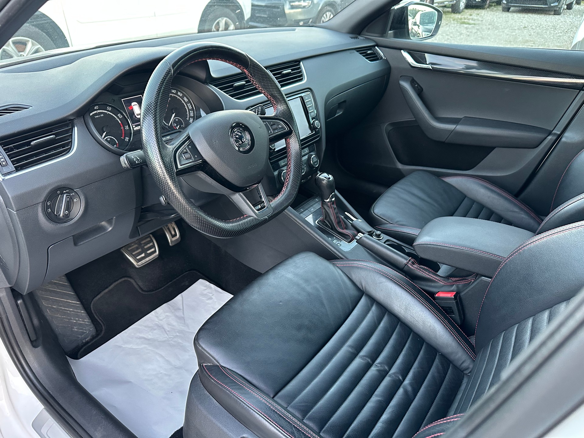 SKODA Octavia Combi 2.0 TSI RS DSG-image-8