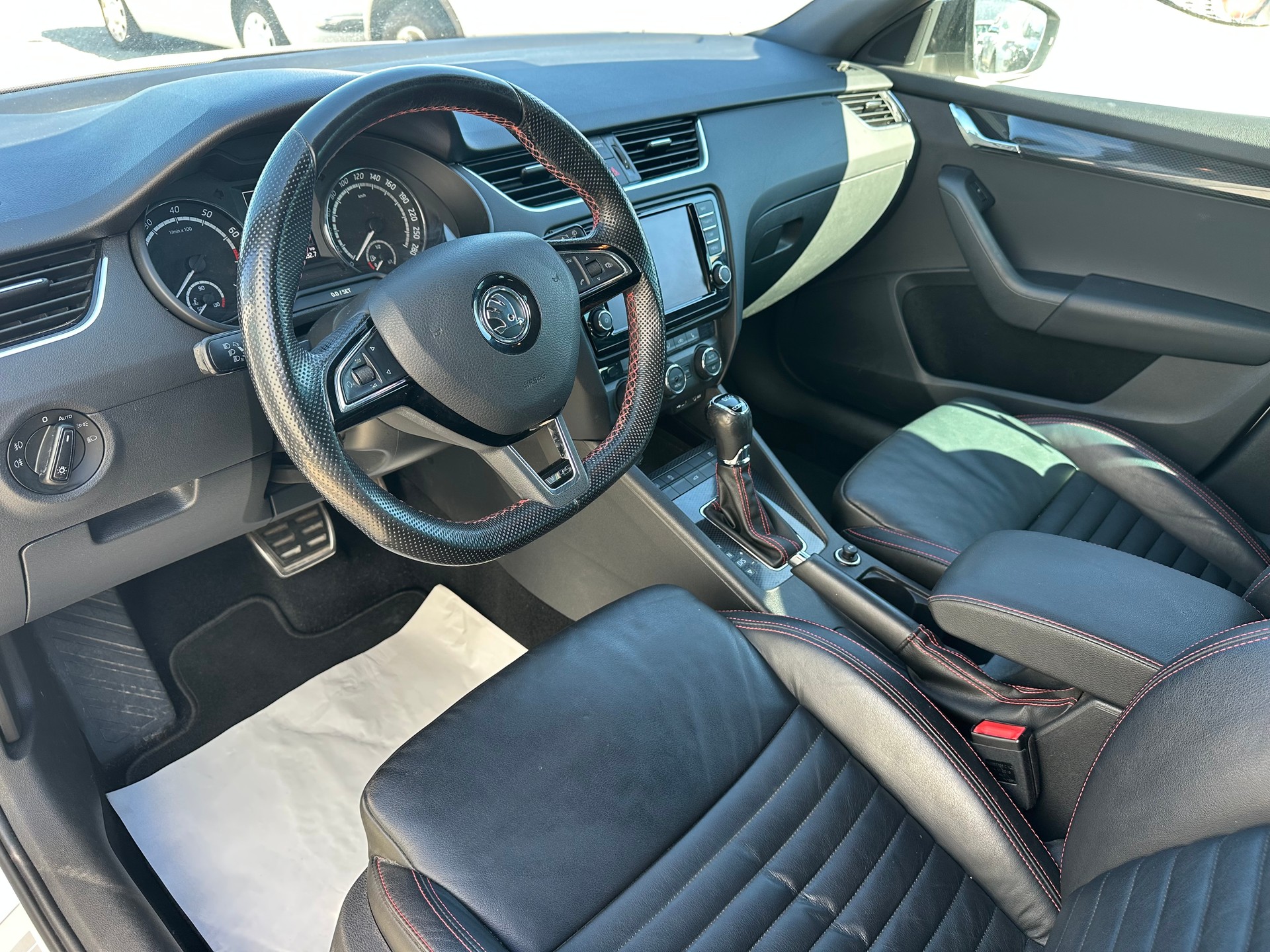 SKODA Octavia Combi 2.0 TSI RS DSG-image-9