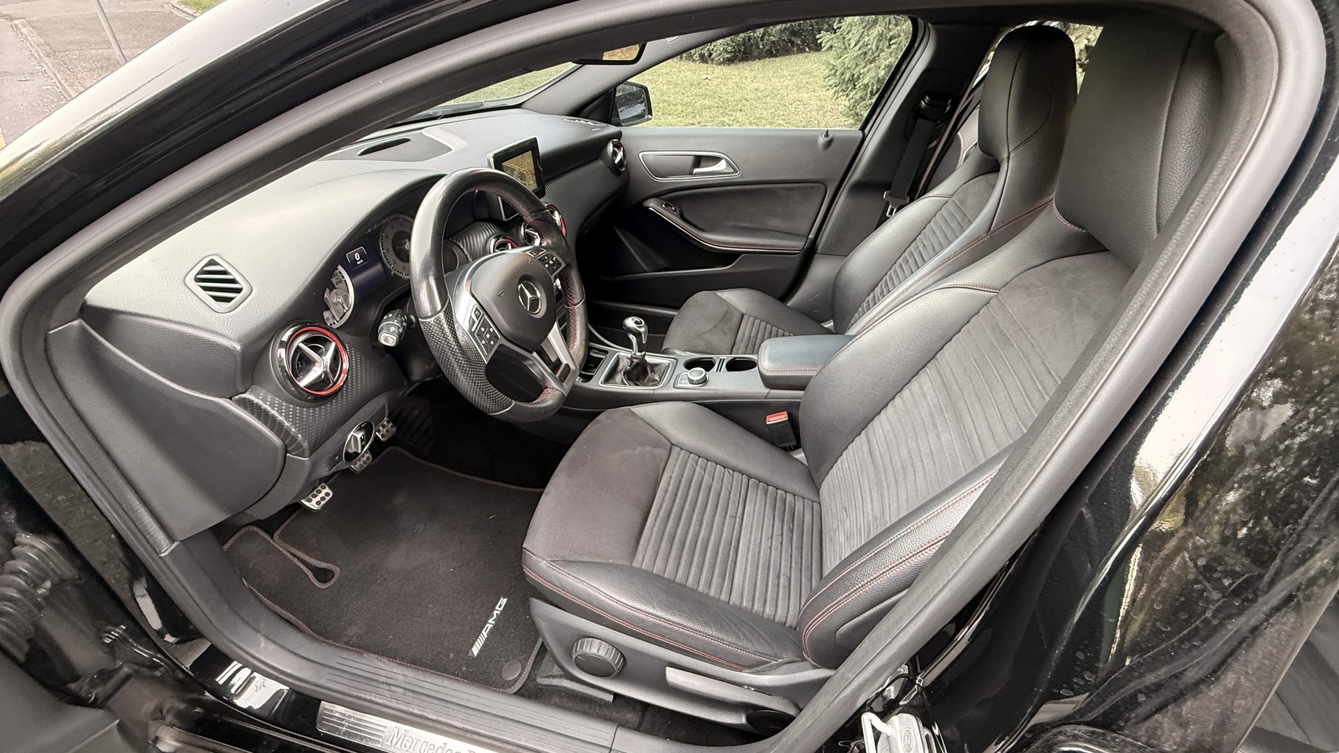 MERCEDES-BENZ A 200 AMG Line-image-9