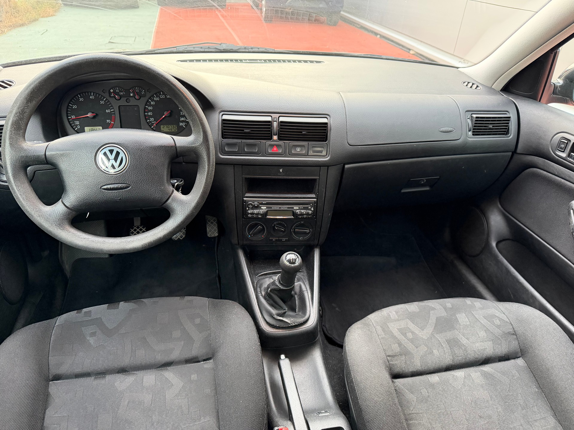 VW Golf 1.6 Celebration-image-7