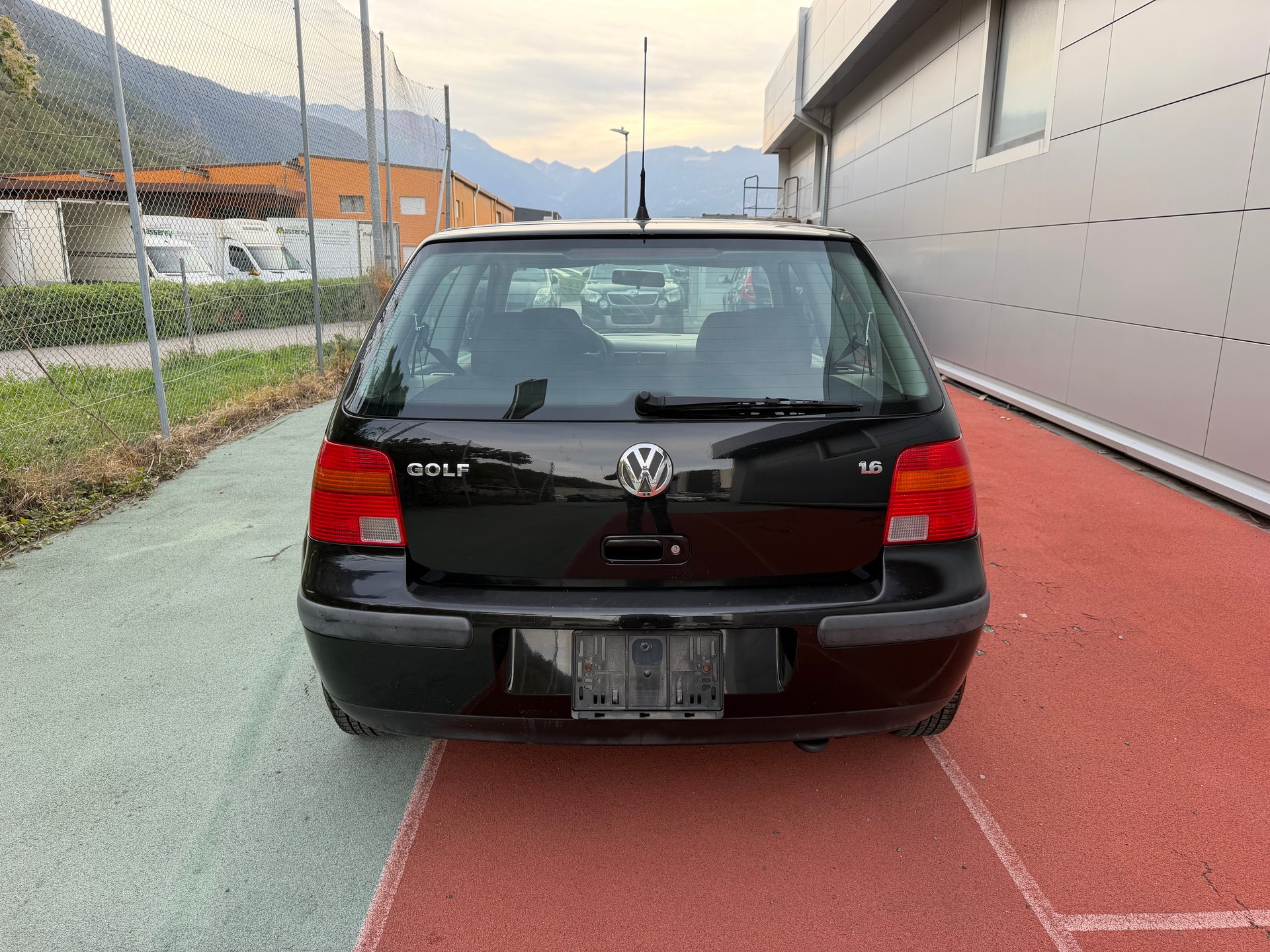 VW Golf 1.6 Celebration-image-5