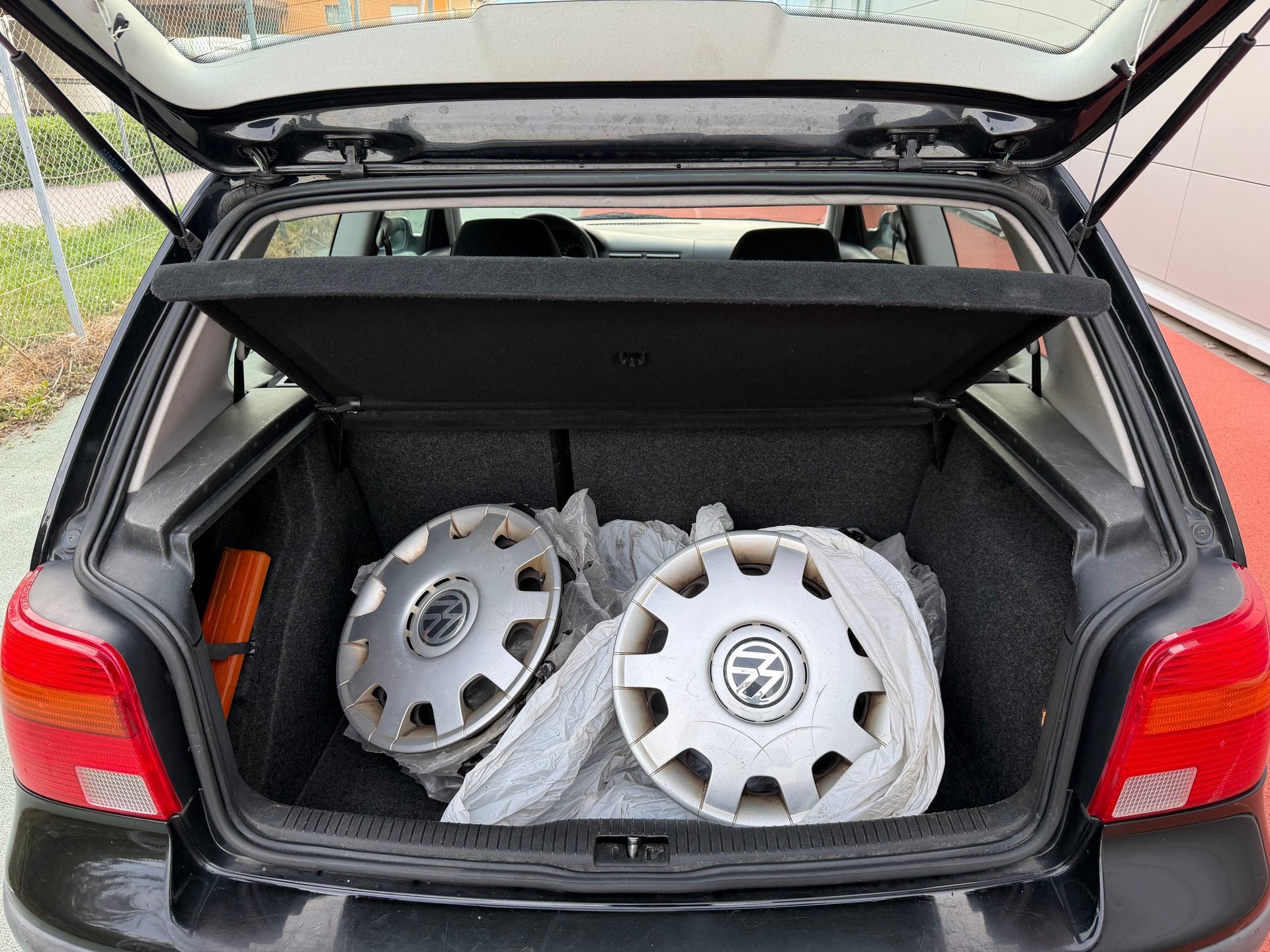 VW Golf 1.6 Celebration-image-11
