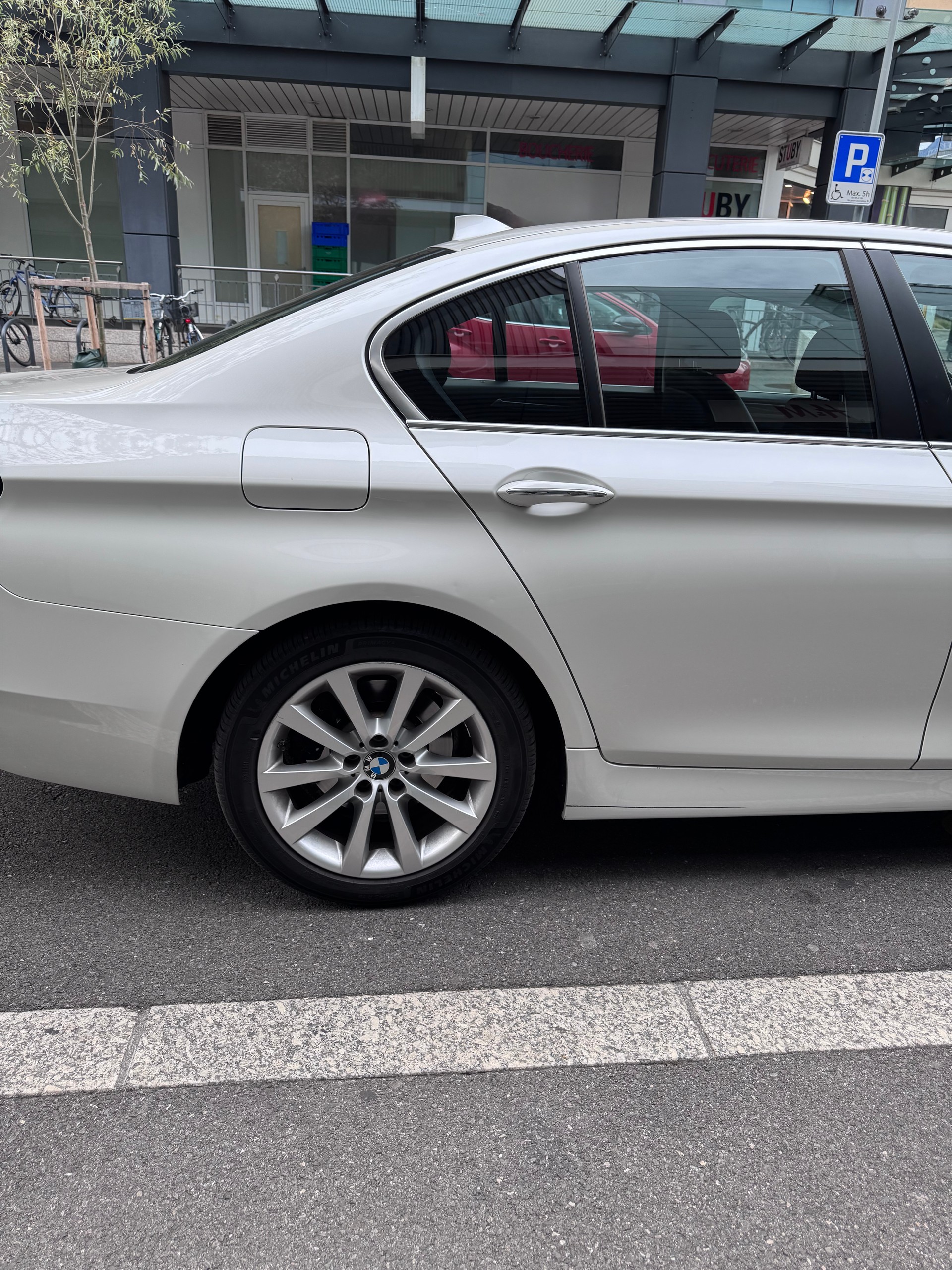 BMW 528i xDrive-image-5