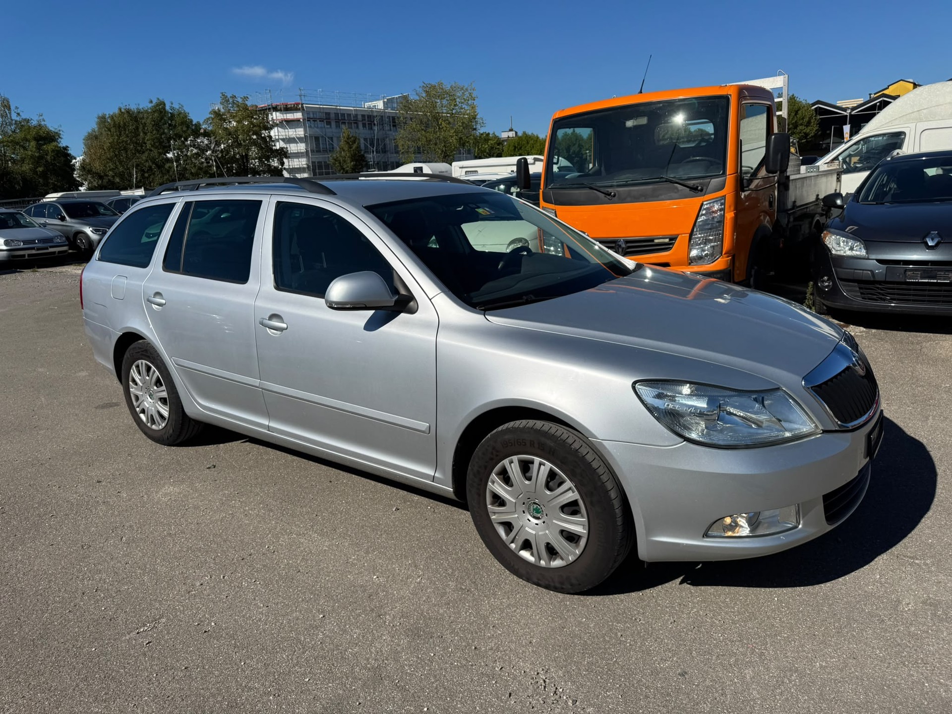 SKODA Octavia Combi 1.6 TDI Active DSG-image-1