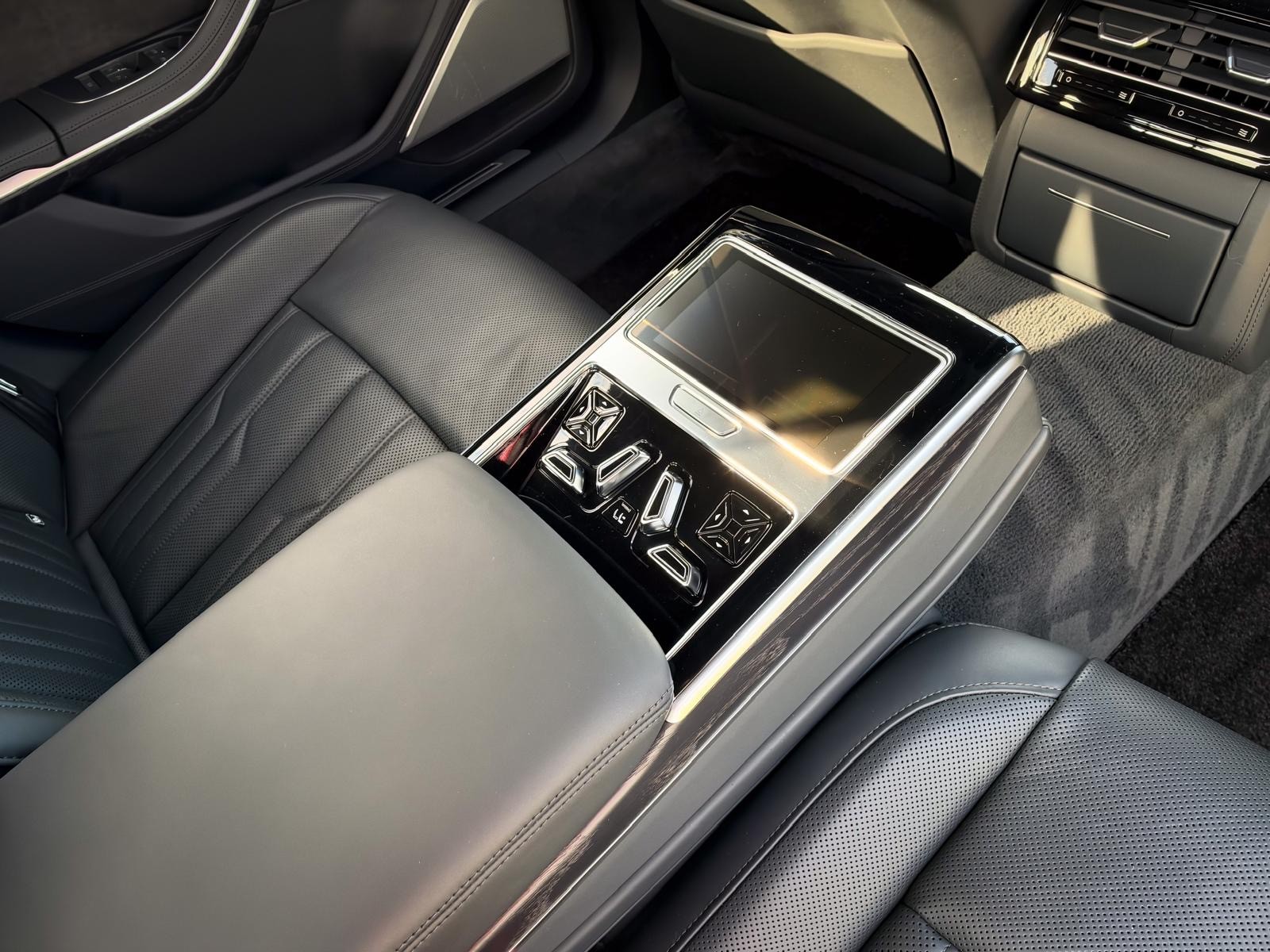AUDI A8-image-10