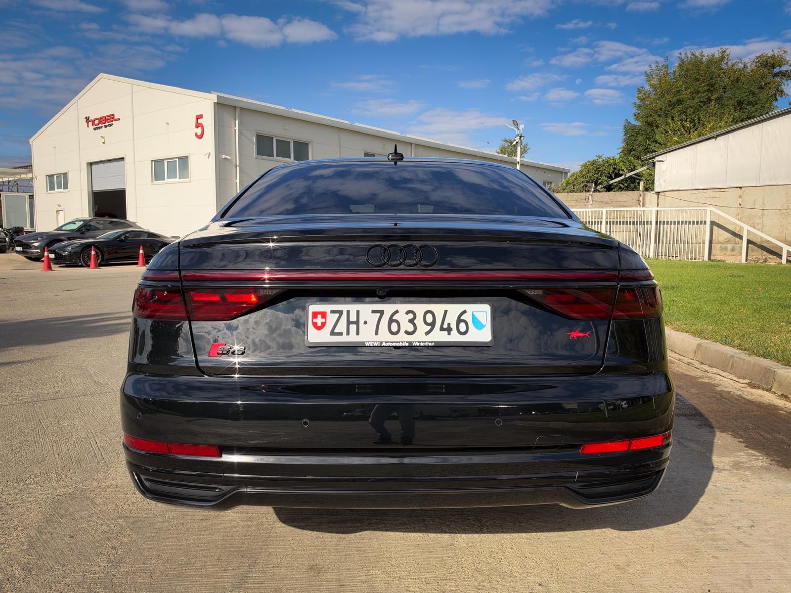 AUDI A8-image-6