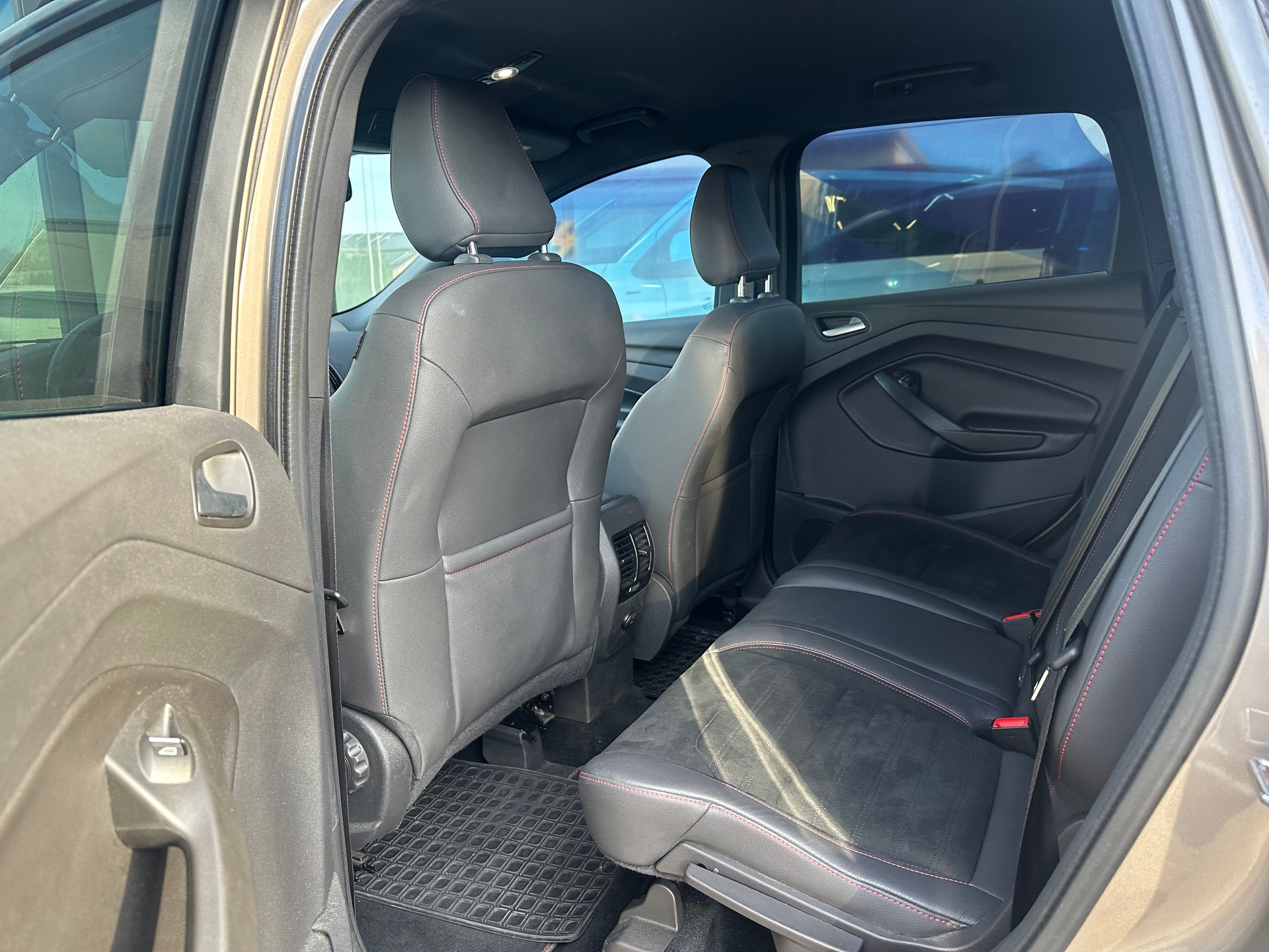 FORD Kuga 2.0 TDCi 150 ST-Line FPS-image-13